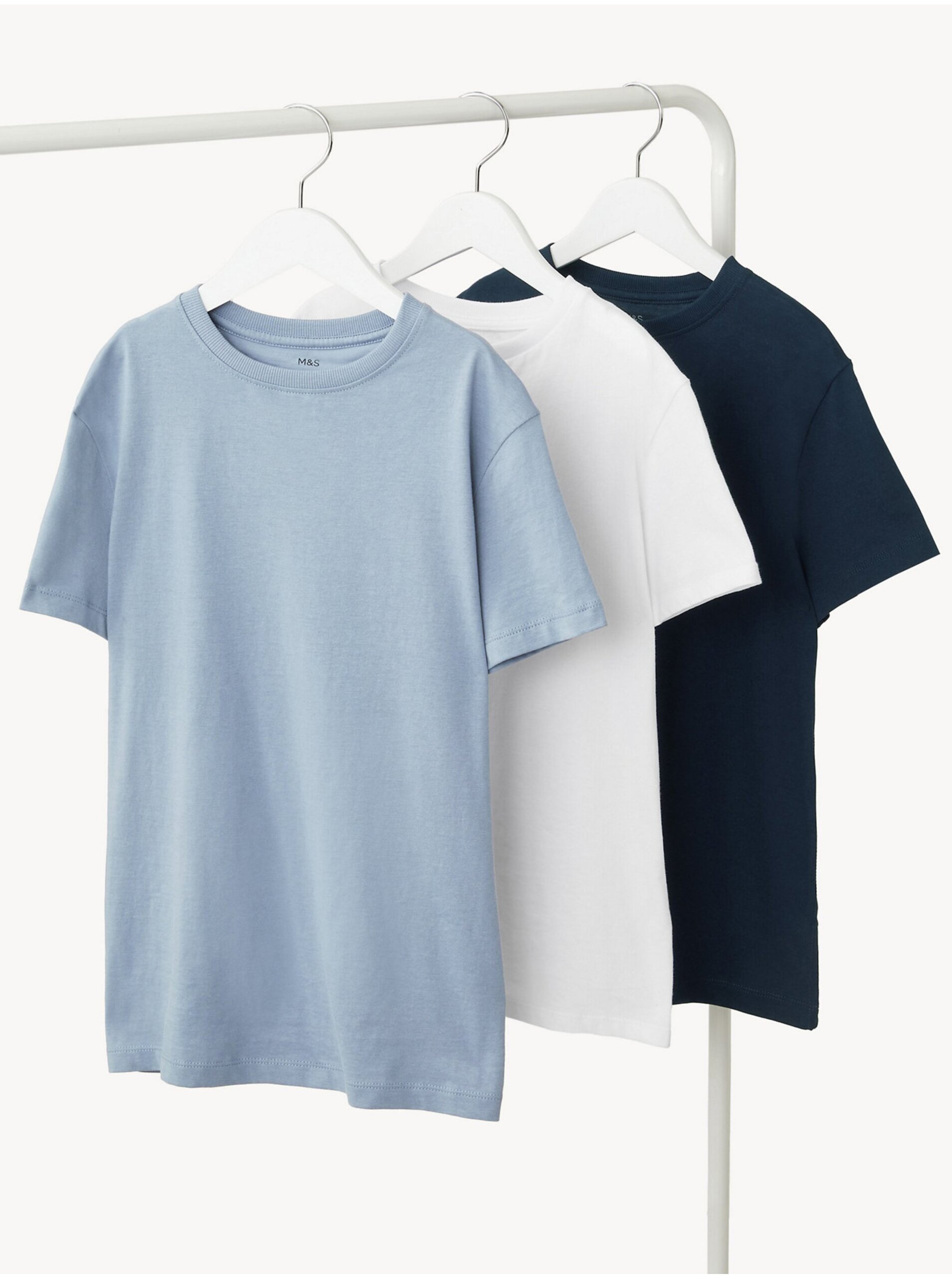 Levně Sada tří klučičích basic triček ve světle modré, bílé a tmavě modré barvě Marks & Spencer