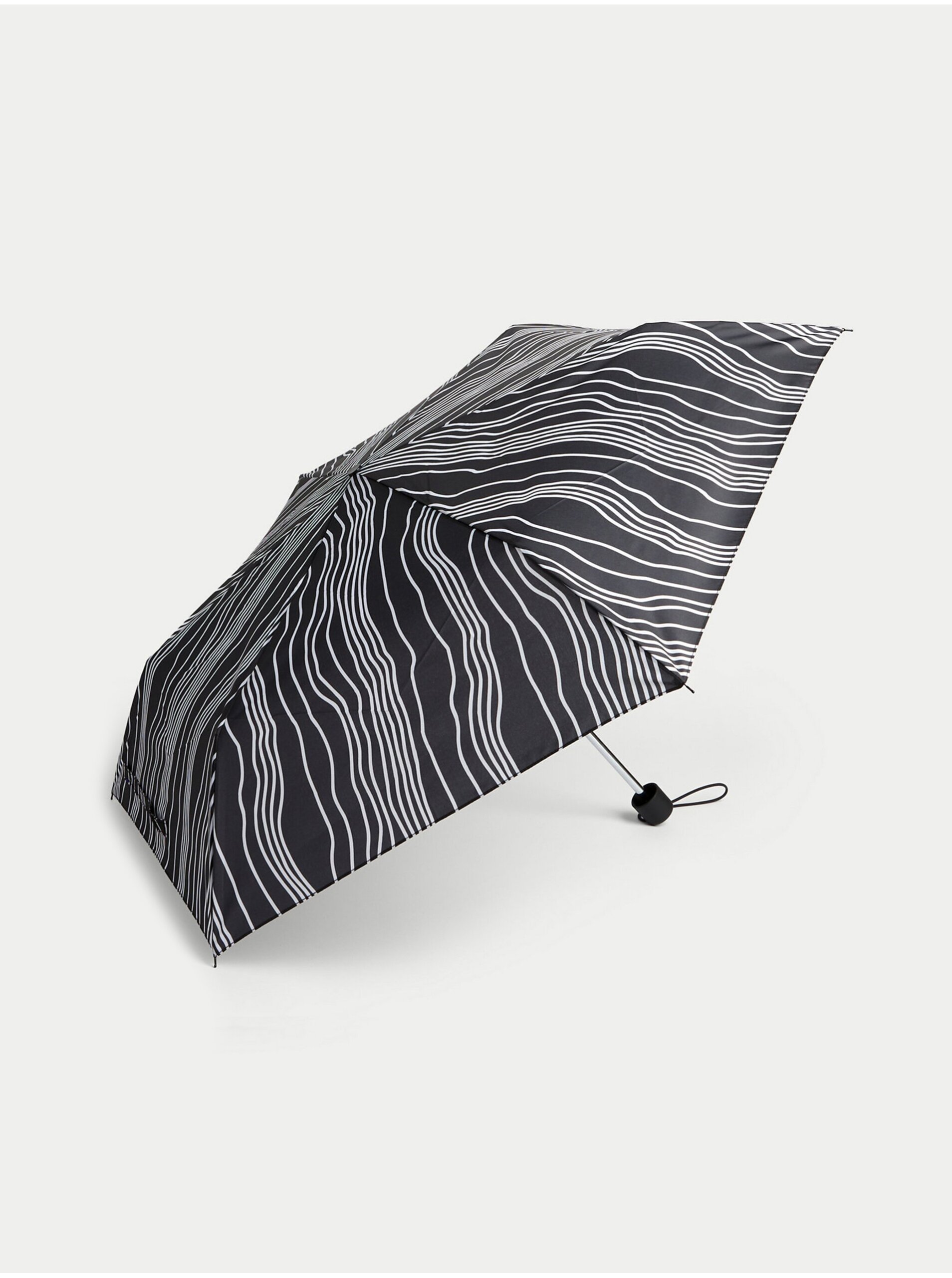 Levně Bílo-černý vzorovaný kompaktní deštník s technologií Stormwear™ Marks & Spencer