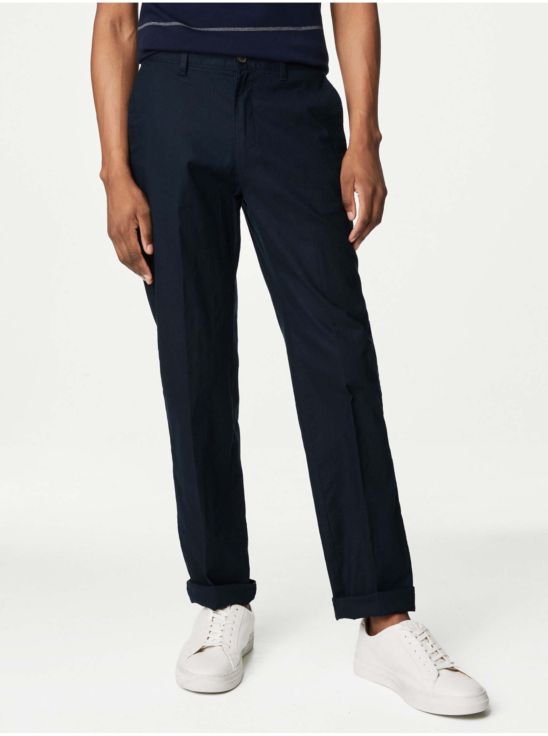 E-shop Tmavě modré pánské chino kalhoty s příměsí lnu Marks & Spencer