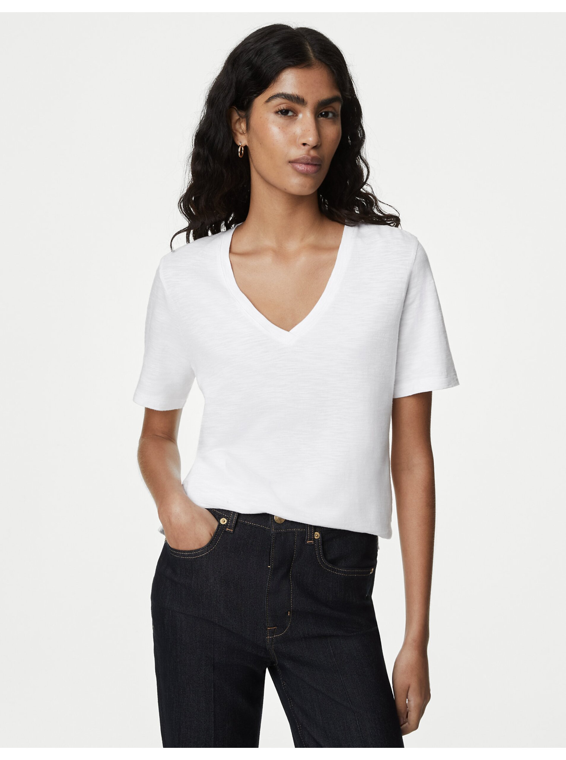 Lacno Biele dámske basic tričko s véčkovým výstrihom Marks & Spencer