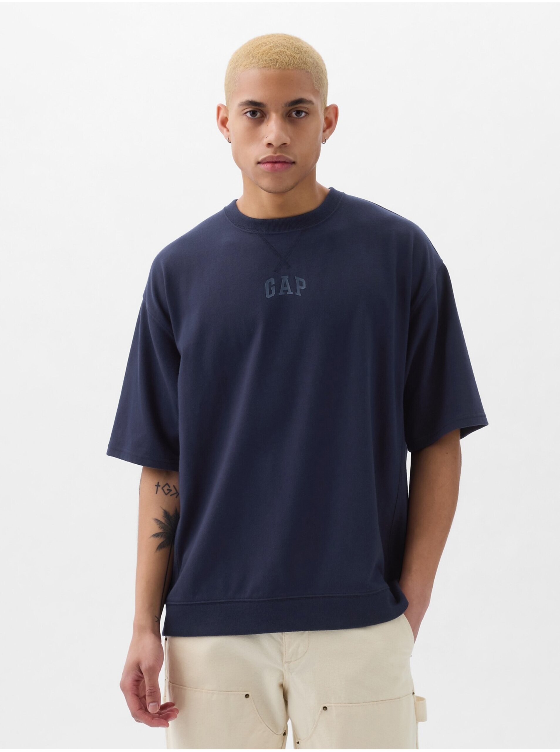 E-shop Tmavomodré pánske tričko GAP