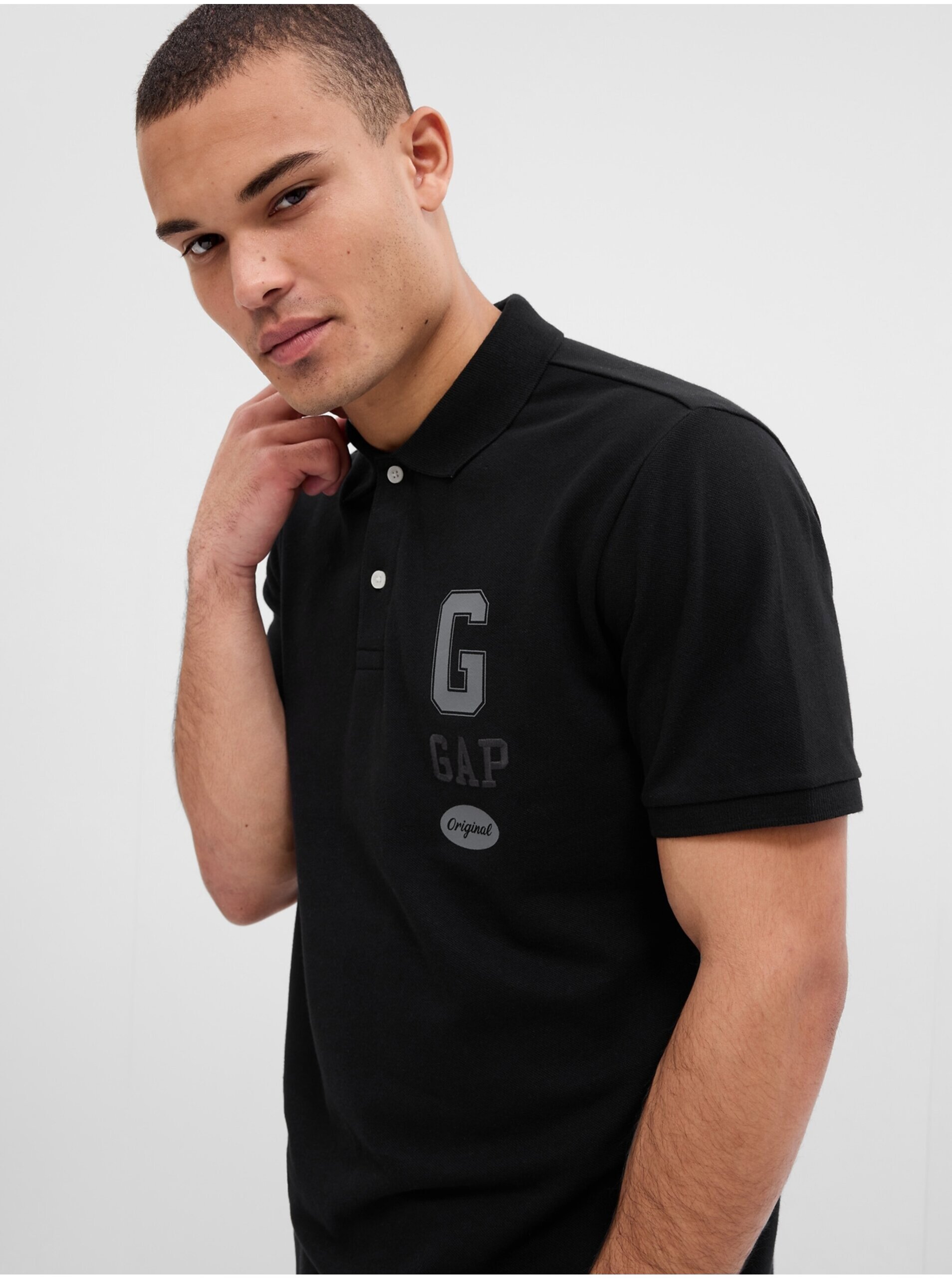 E-shop Černé pánské polo tričko GAP