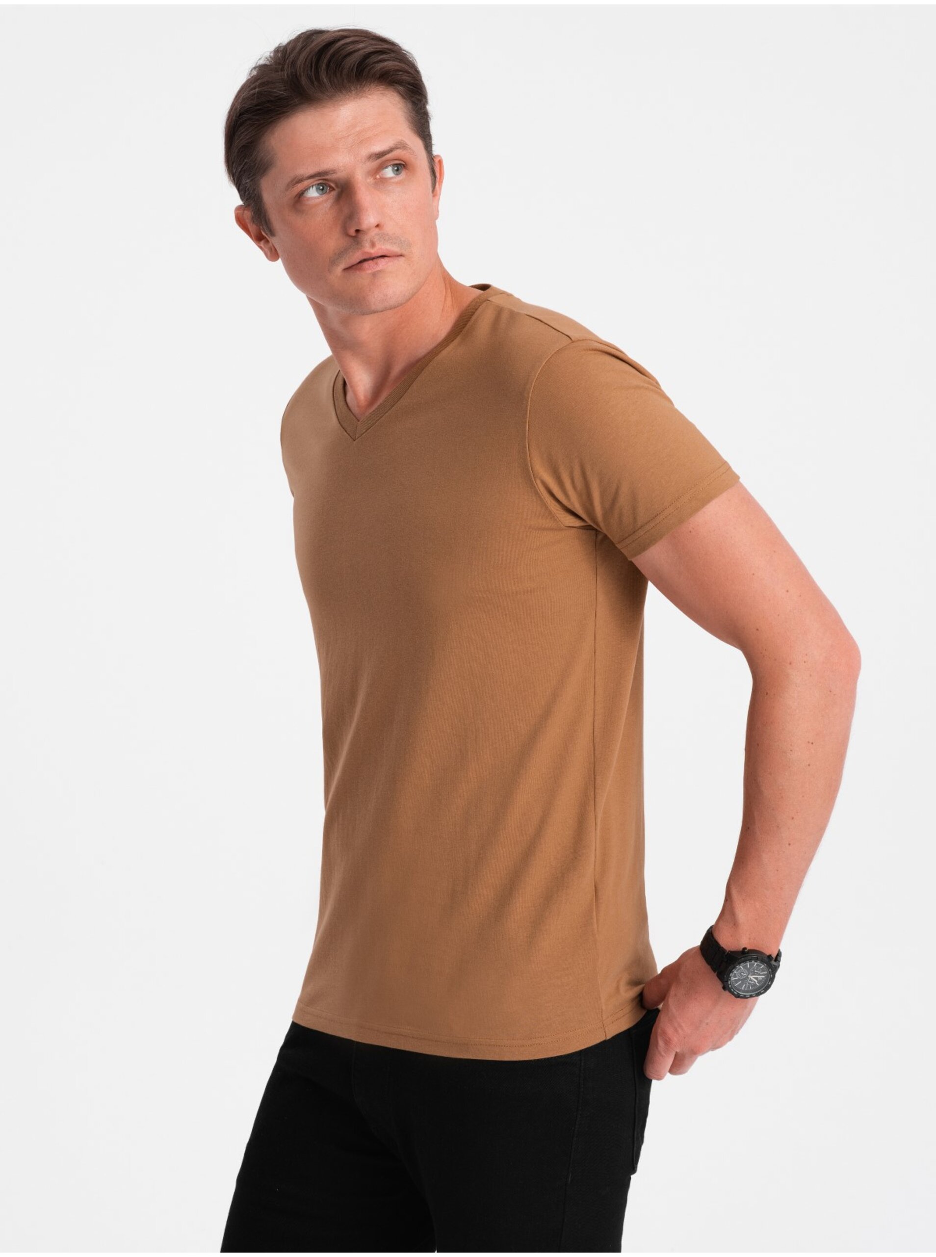 Levně Hnědé pánské basic tričko s véčkovým výstřihem Ombre Clothing