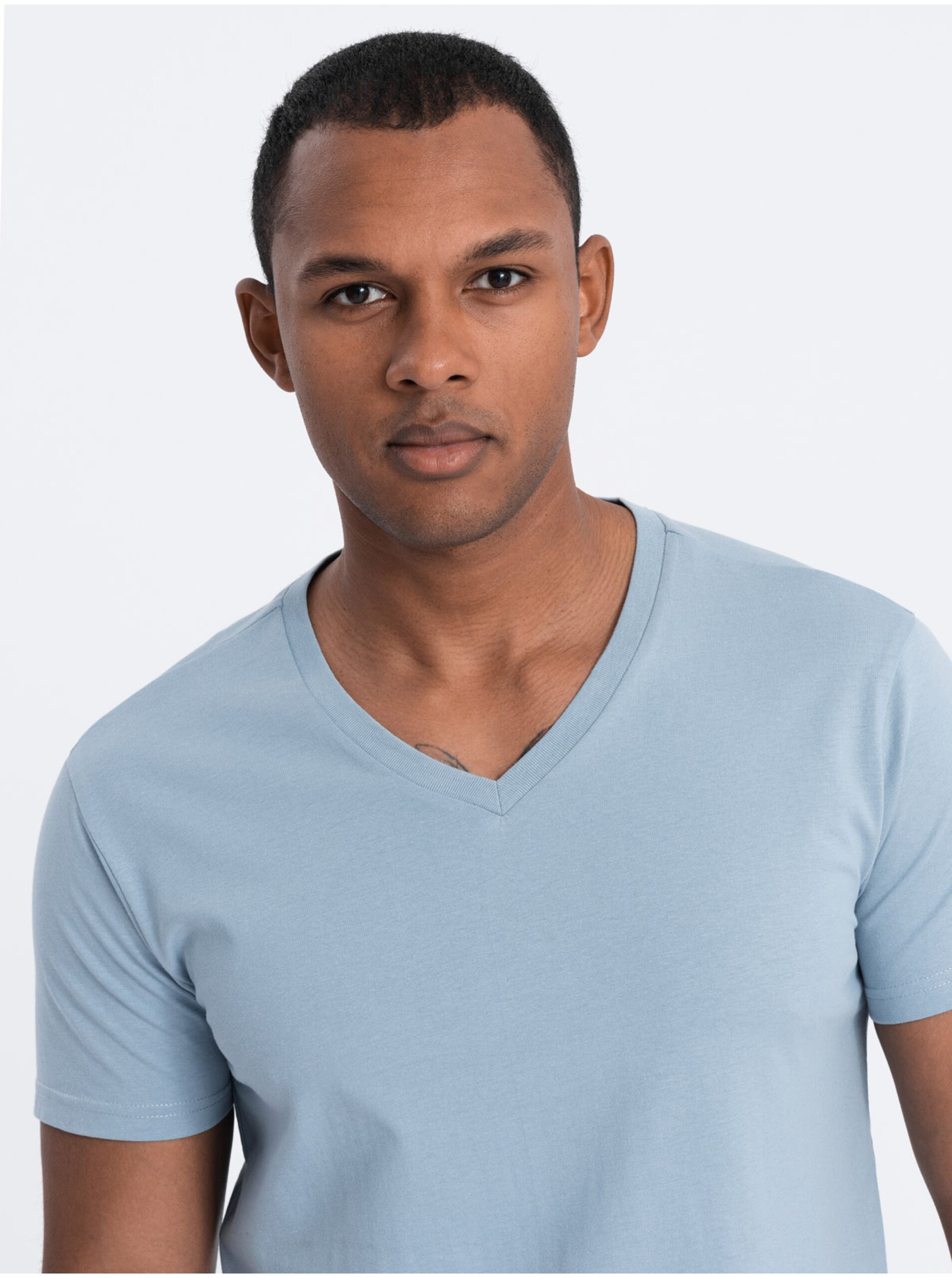 Světle modré pánské basic tričko s véčkovým výstřihem Ombre Clothing
