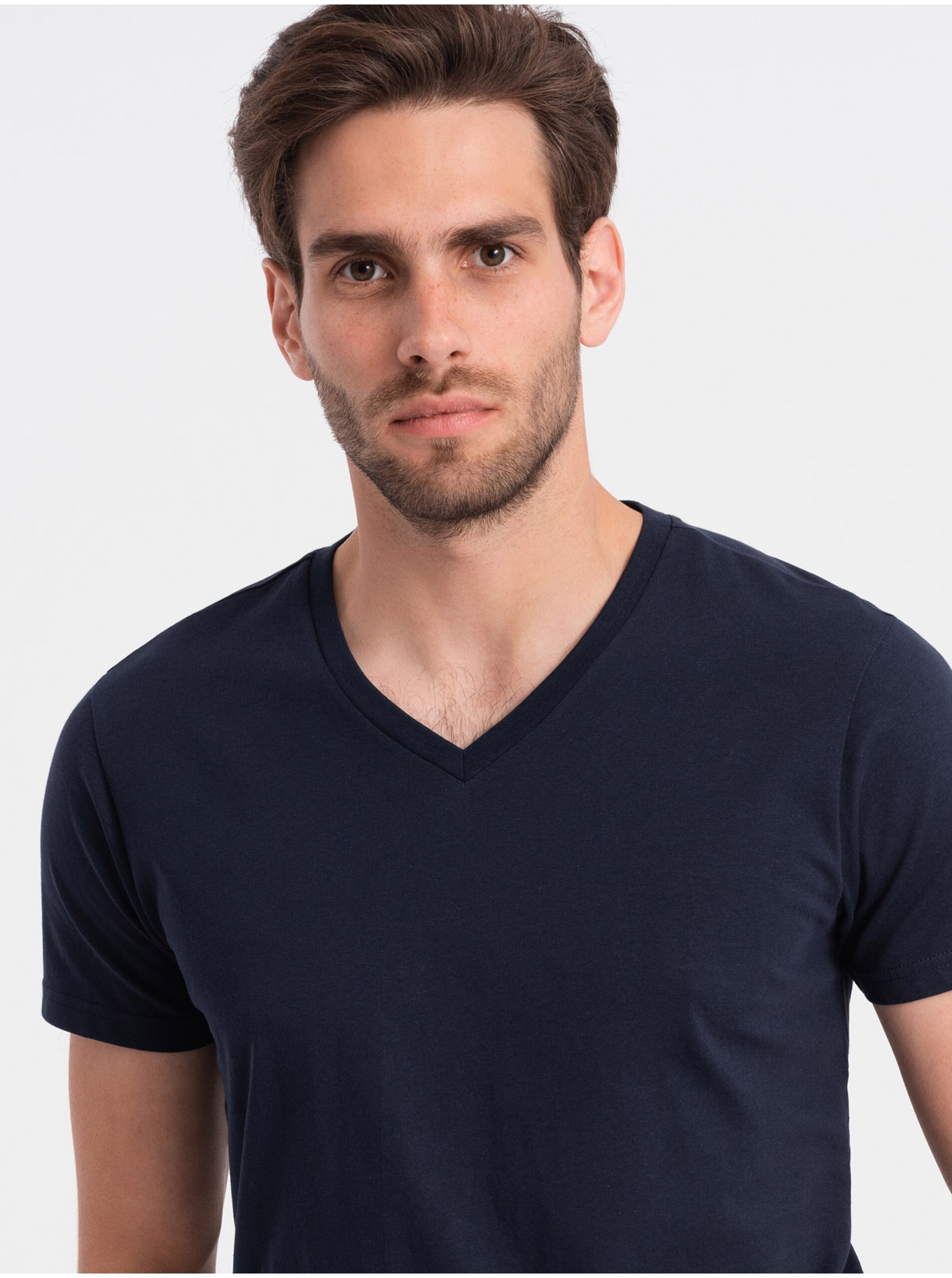 Levně Tmavě modré pánské basic tričko s véčkovým výstřihem Ombre Clothing