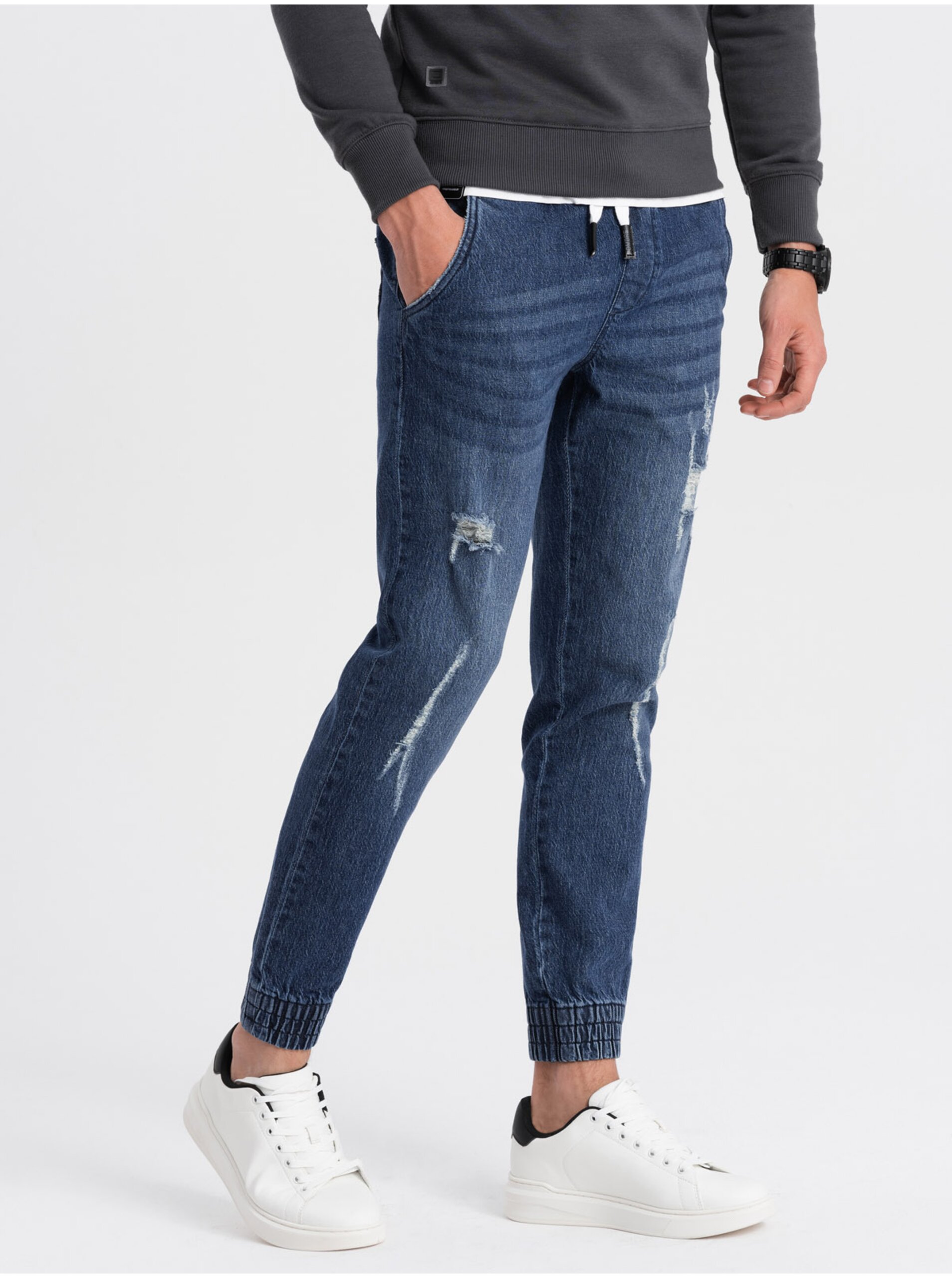 Levně Tmavě modré pánské džíny s potrhaným efektem Ombre Clothing