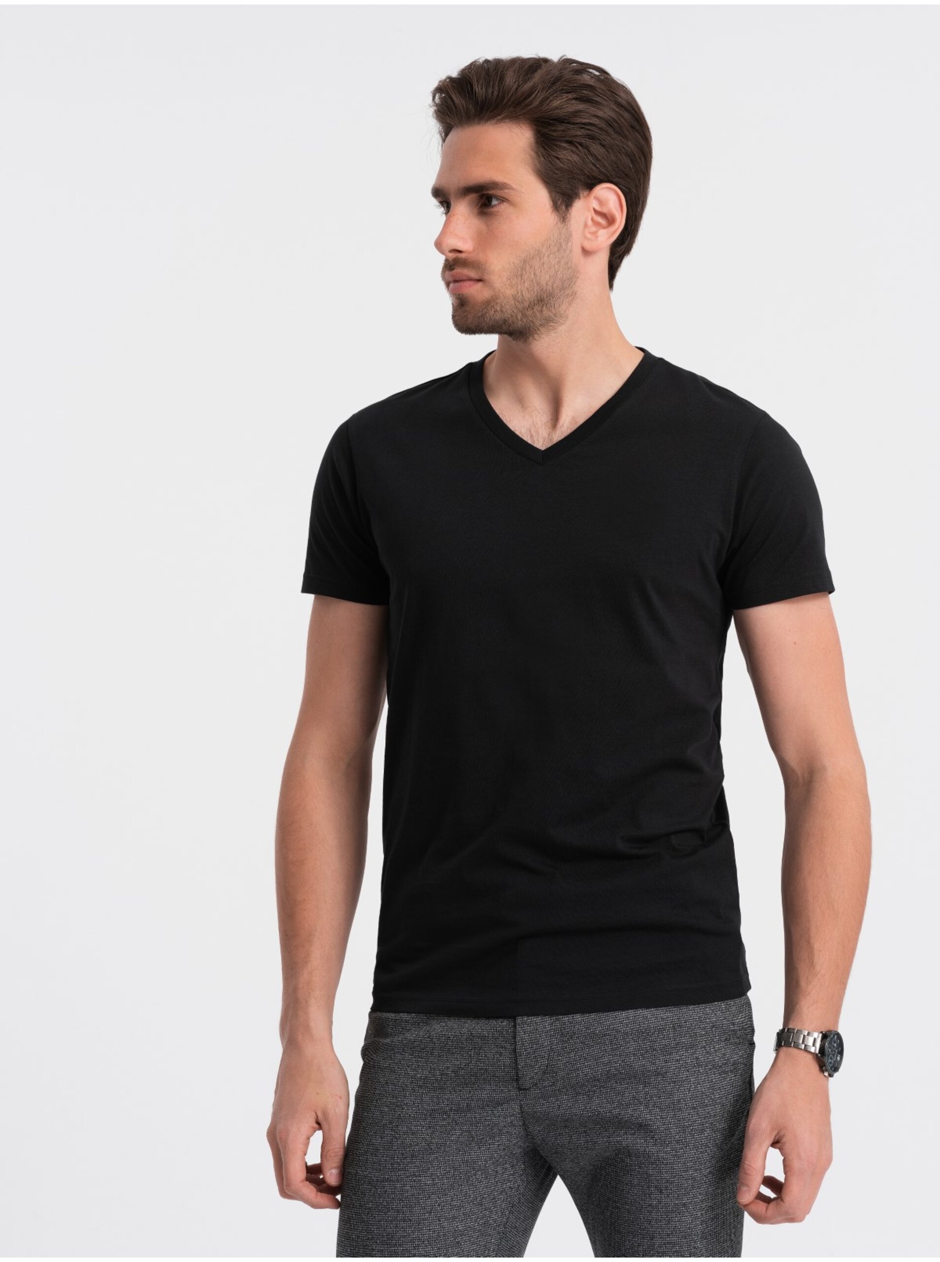 Levně Černé pánské basic tričko s véčkovým výstřihem Ombre Clothing