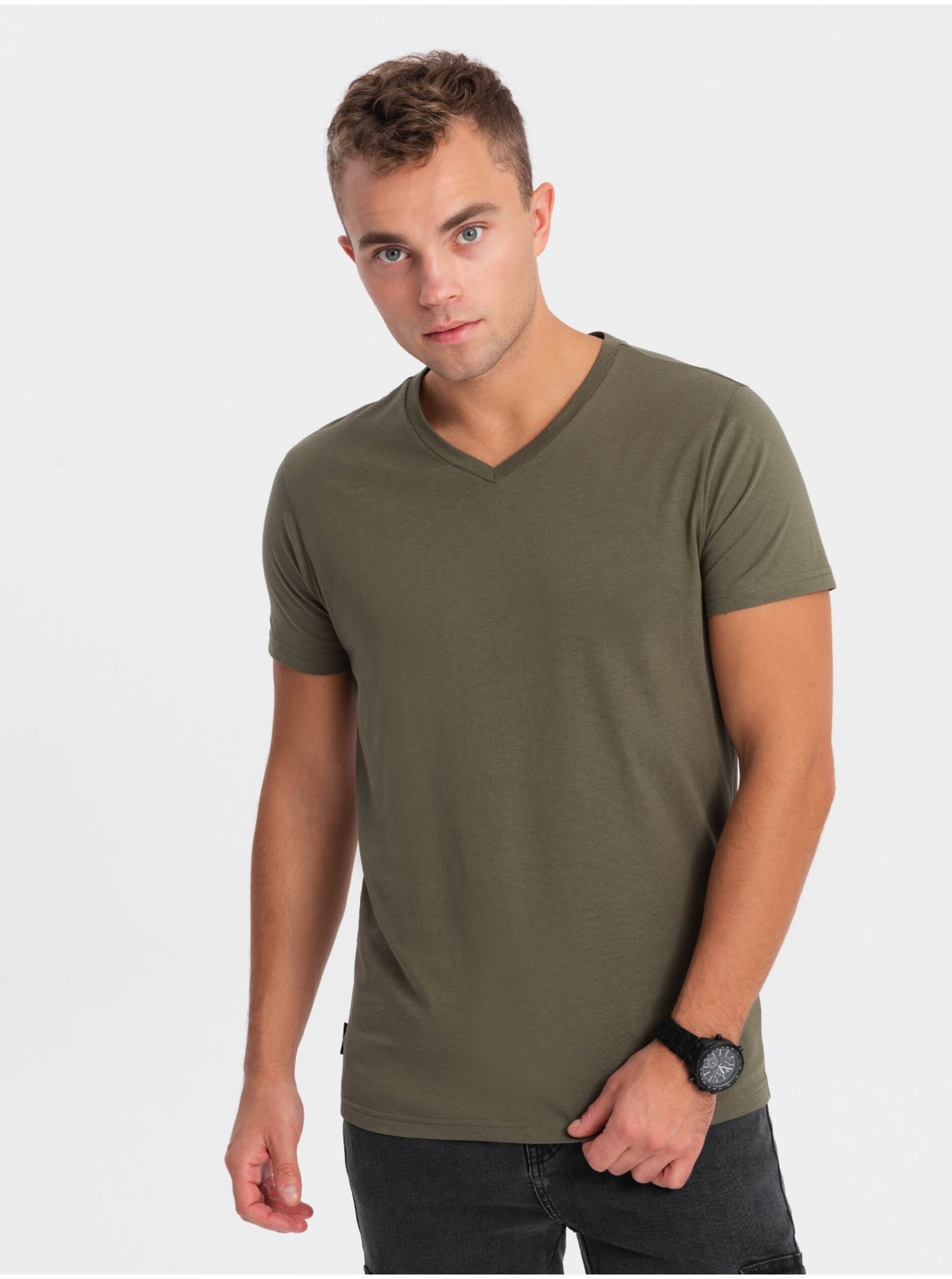 Levně Khaki pánské basic tričko s véčkovým výstřihem Ombre Clothing