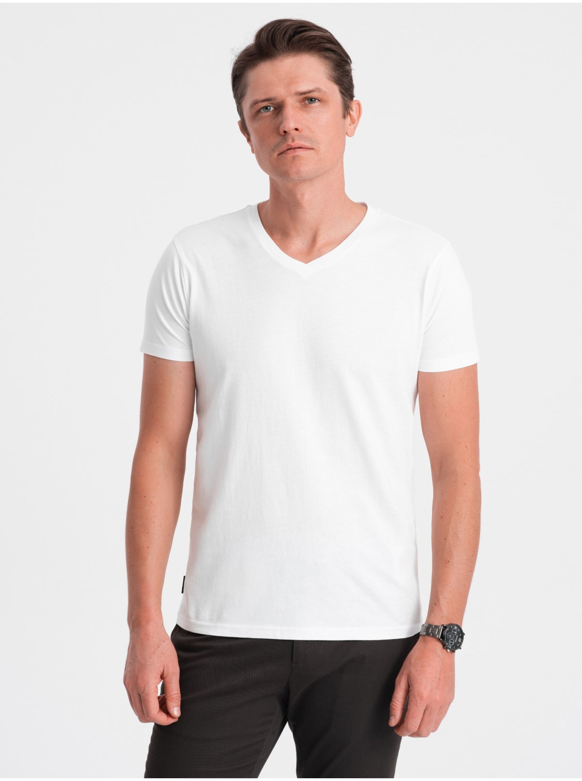 Levně Bílé pánské basic tričko s véčkovým výstřihem Ombre Clothing