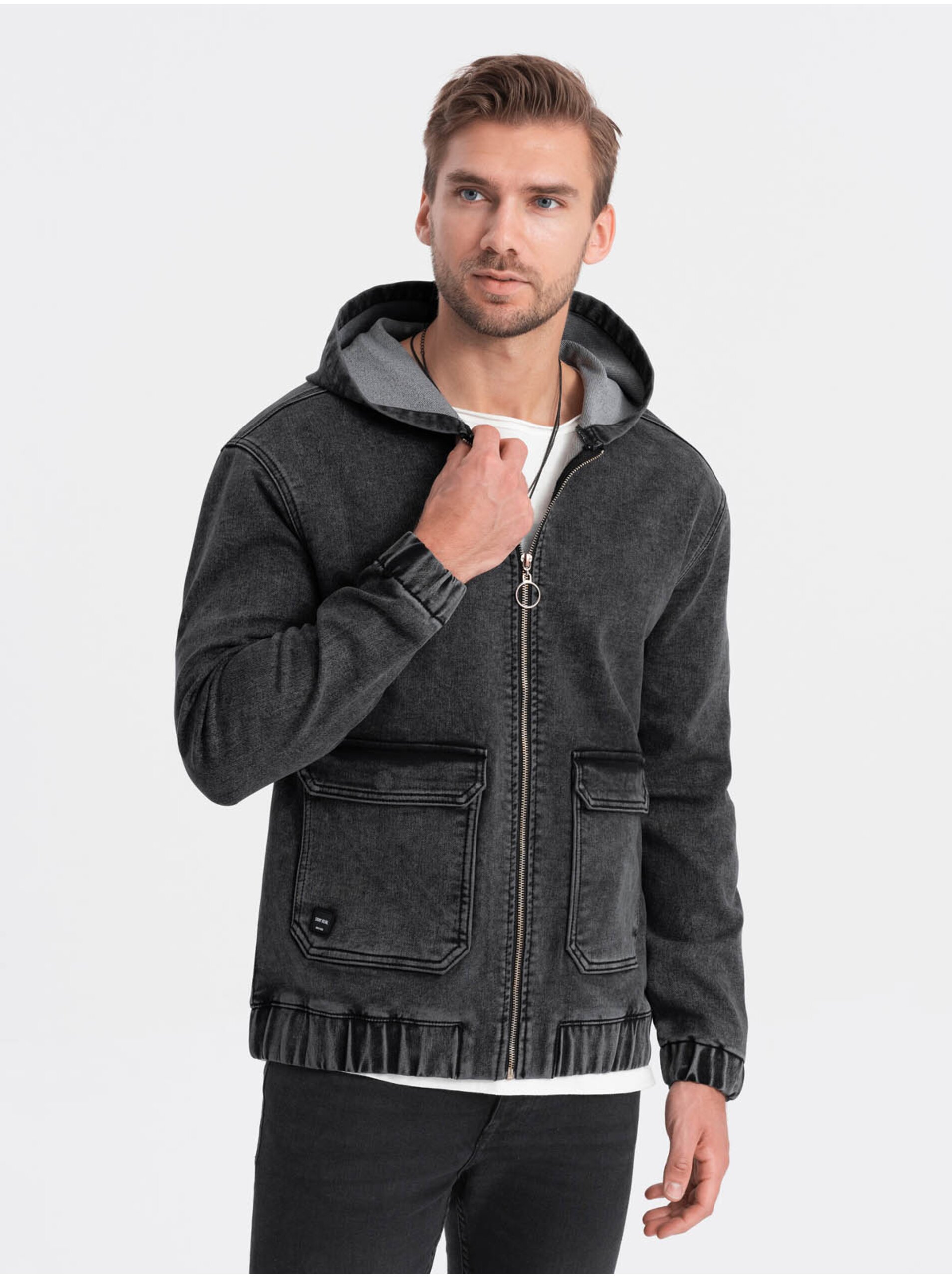 Levně Černá pánská džínová bunda s kapucí Ombre Clothing