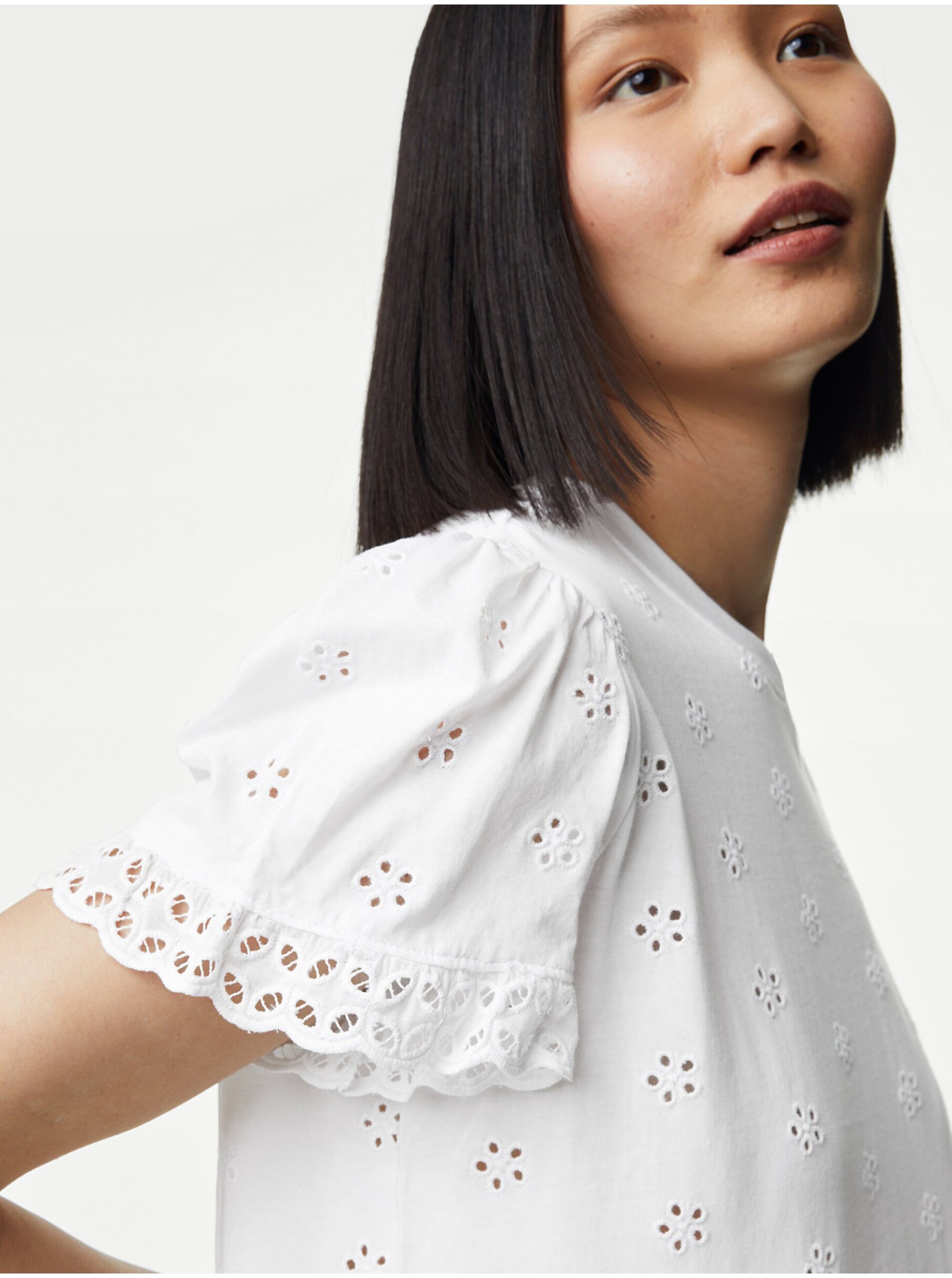 Lacno Biela dámska nočná košeľa s výšivkou Marks & Spencer