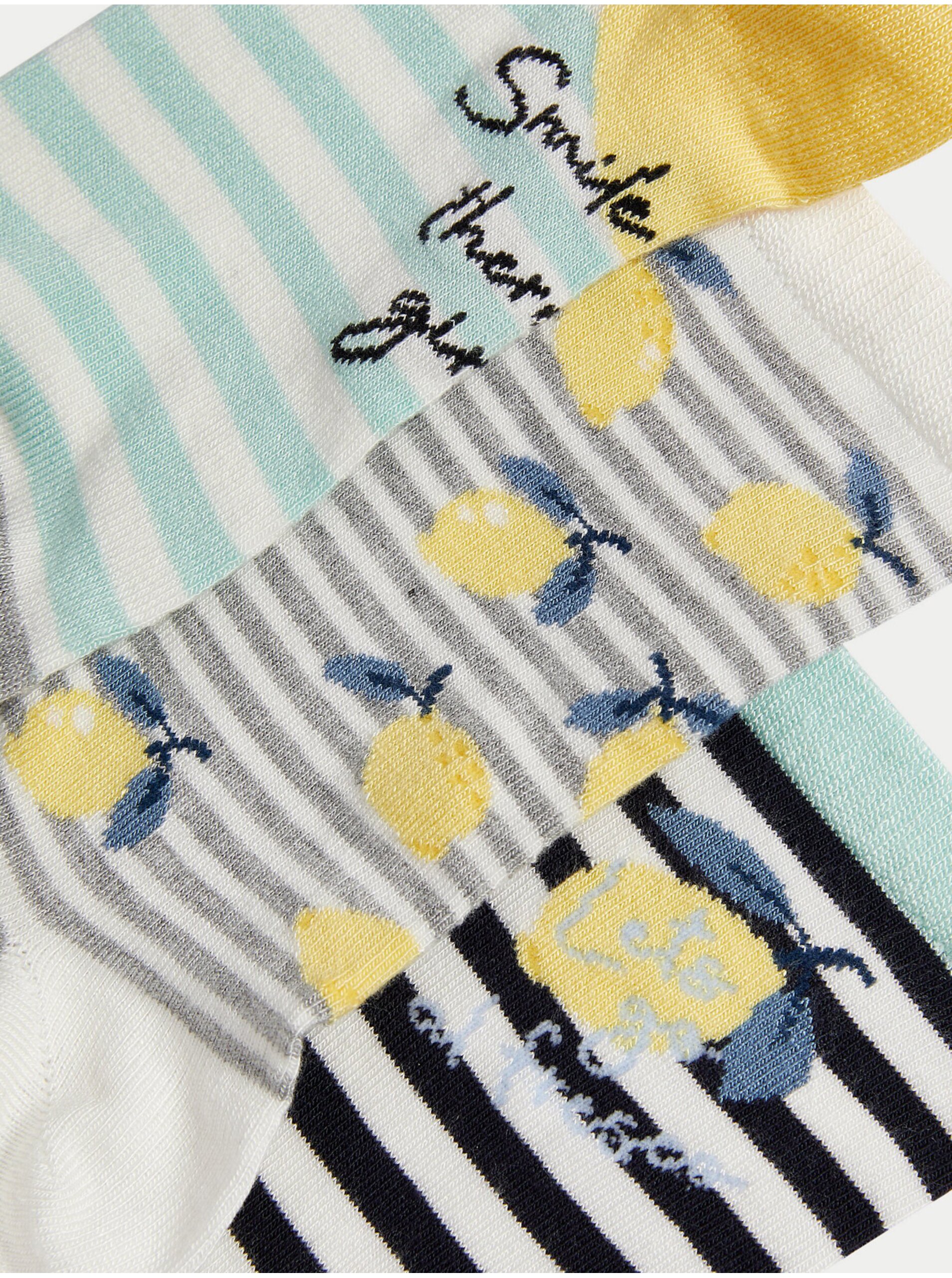 Levně Sada tří párů kotníkových ponožek Sumptuously Soft™ s motivem citrónů Marks & Spencer