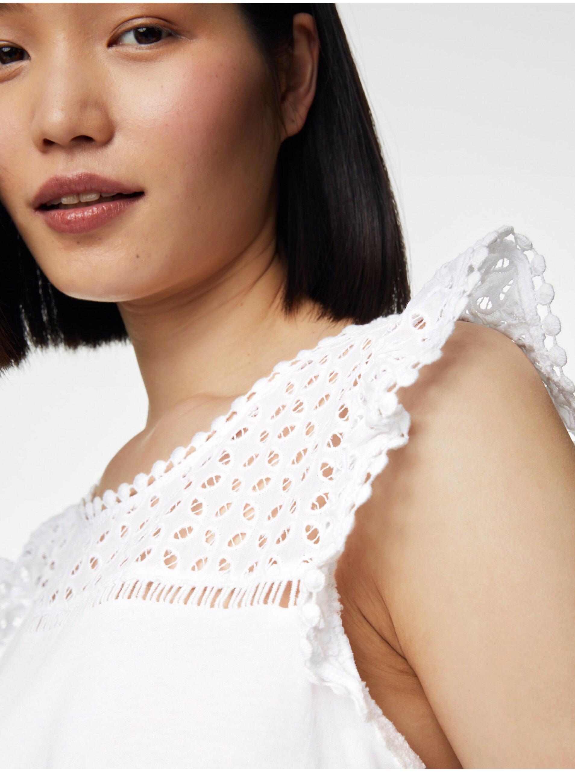 Lacno Biela dámska nočná košeľa s volánikmi Marks & Spencer