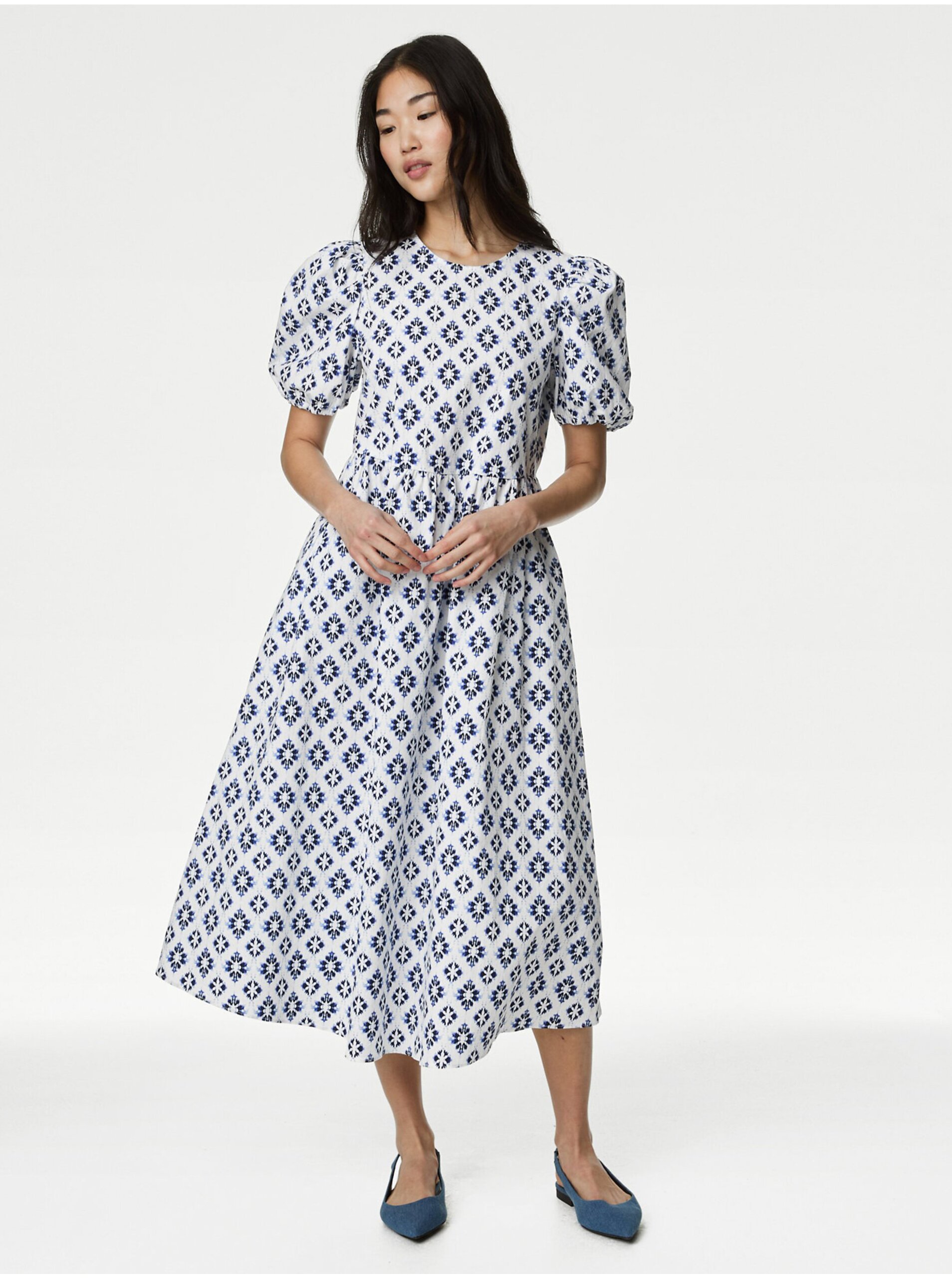 Levně Modro-bílé dámské vzorované šaty Marks & Spencer