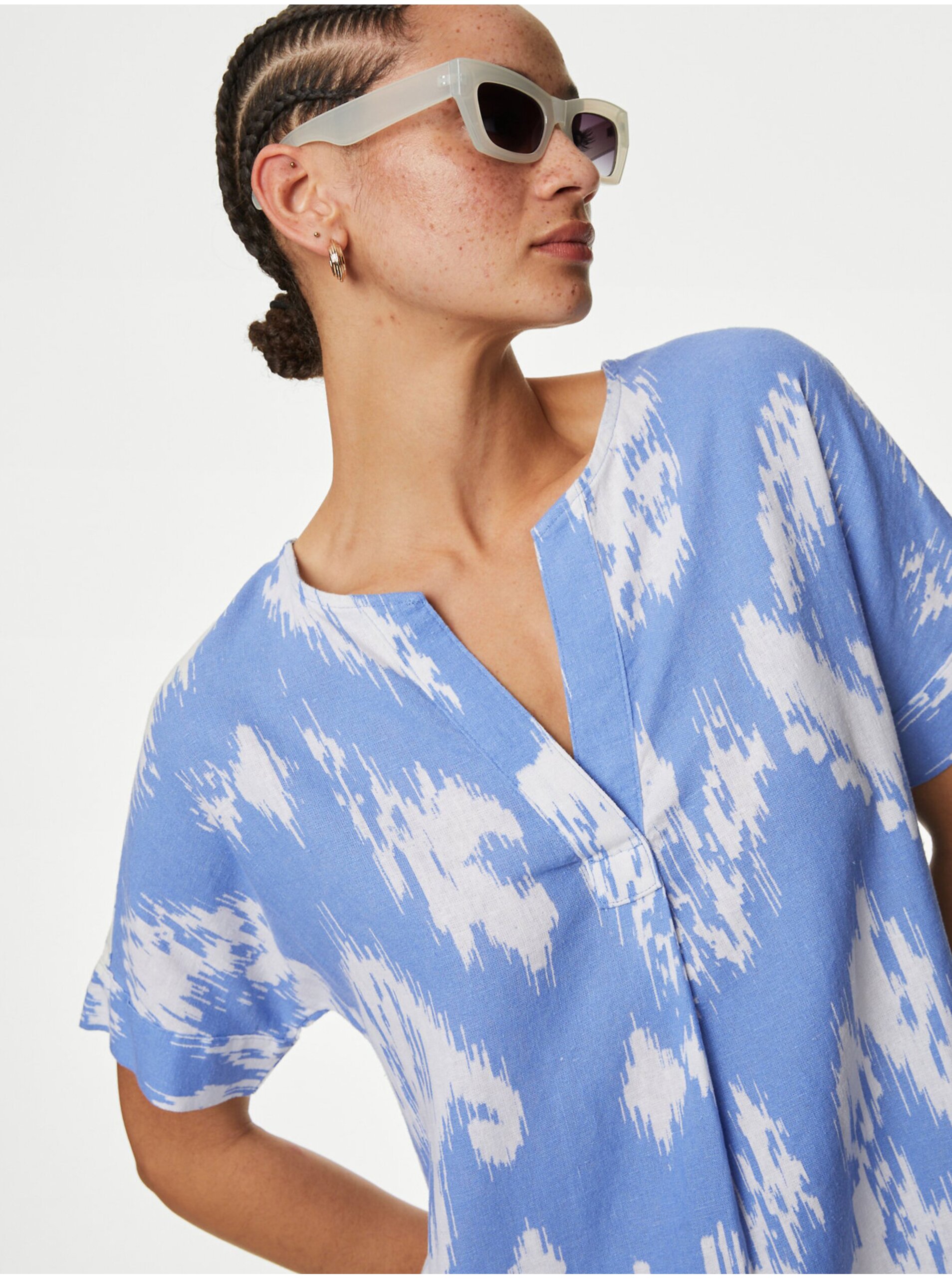 E-shop Bílo-modré dámské vzorované šaty Marks & Spencer