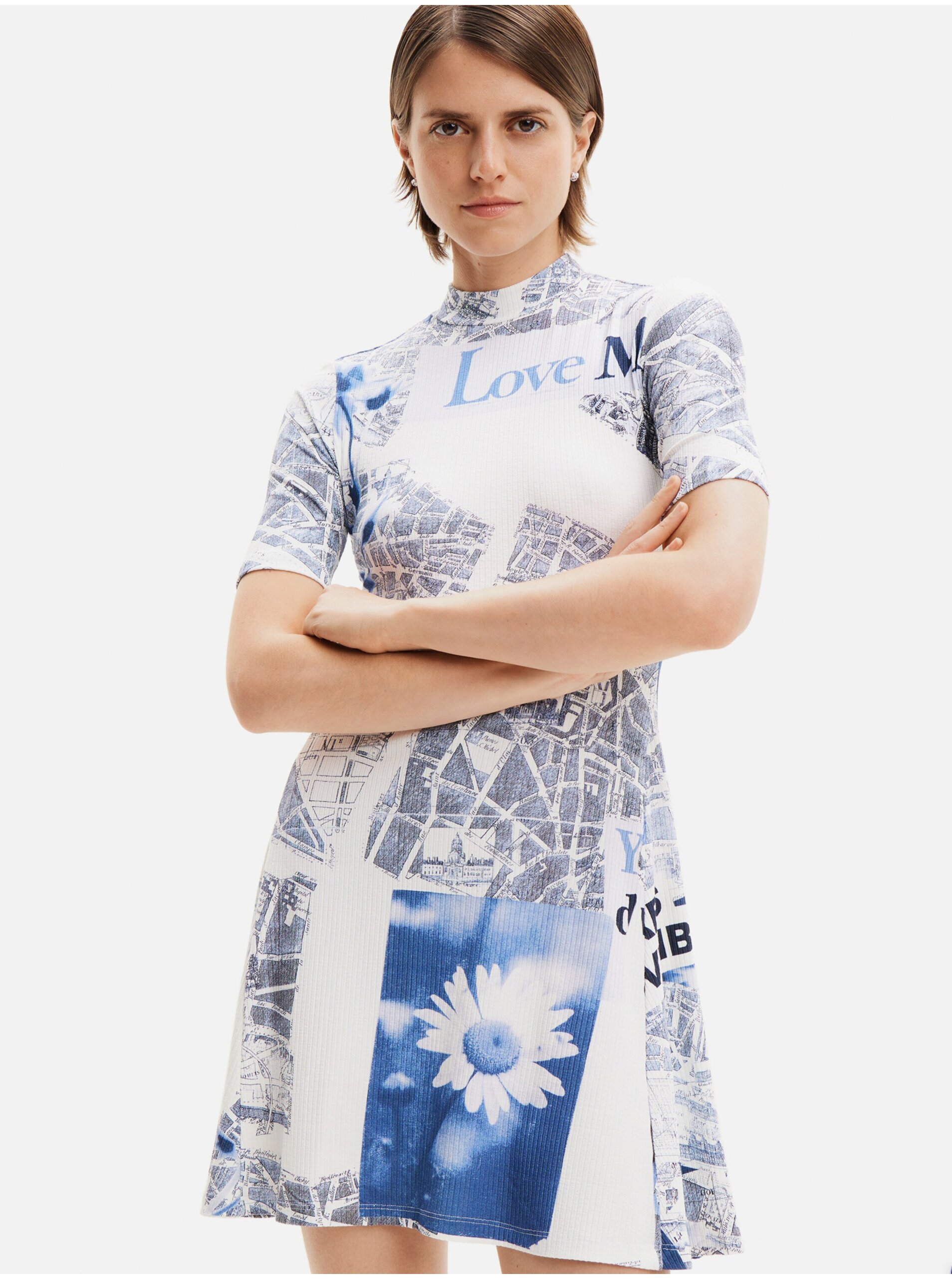E-shop Modro-biele dámske vzorované šaty Desigual Clavelitos