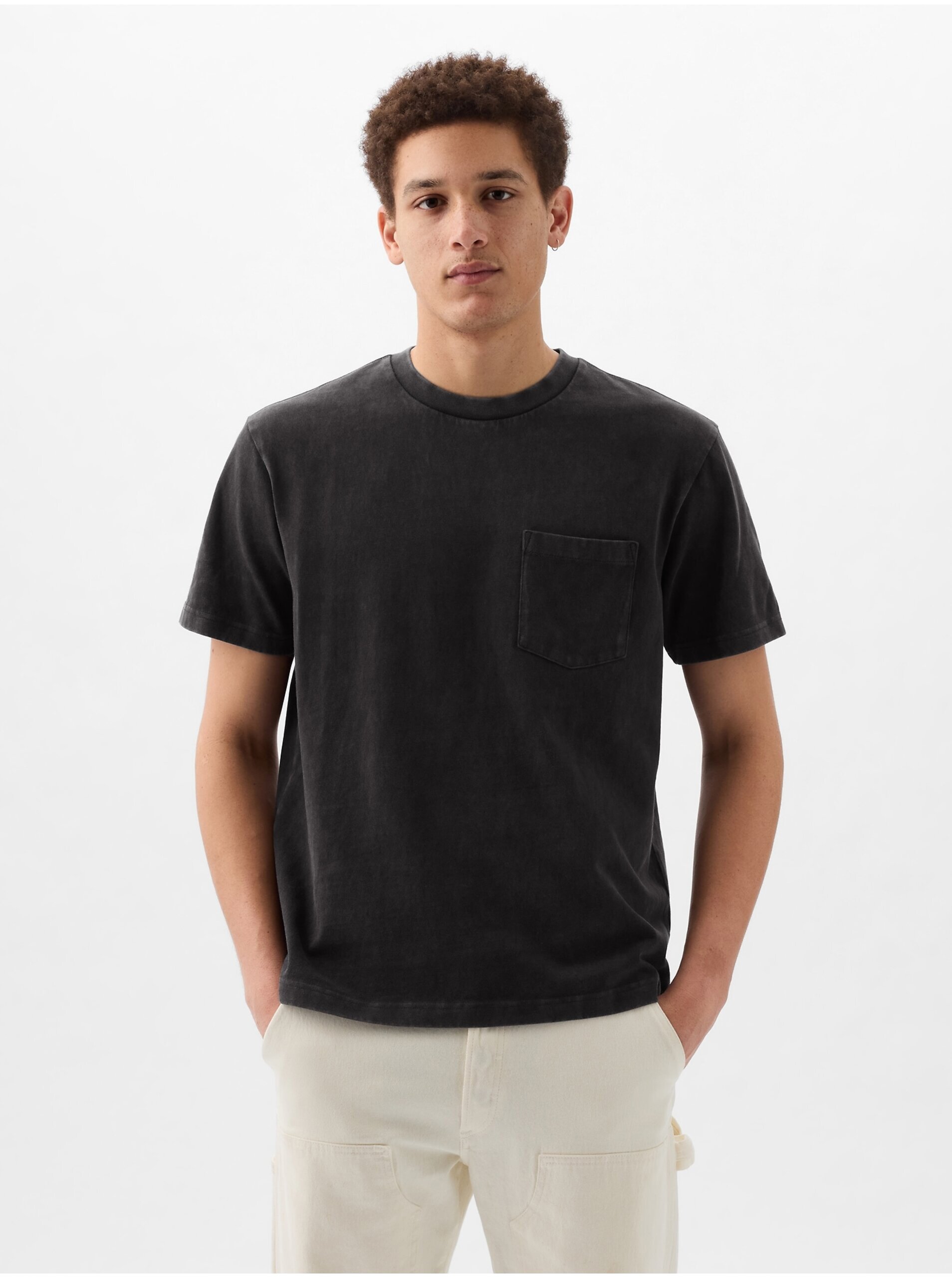 Levně Černé pánské tričko s kapsičkou GAP
