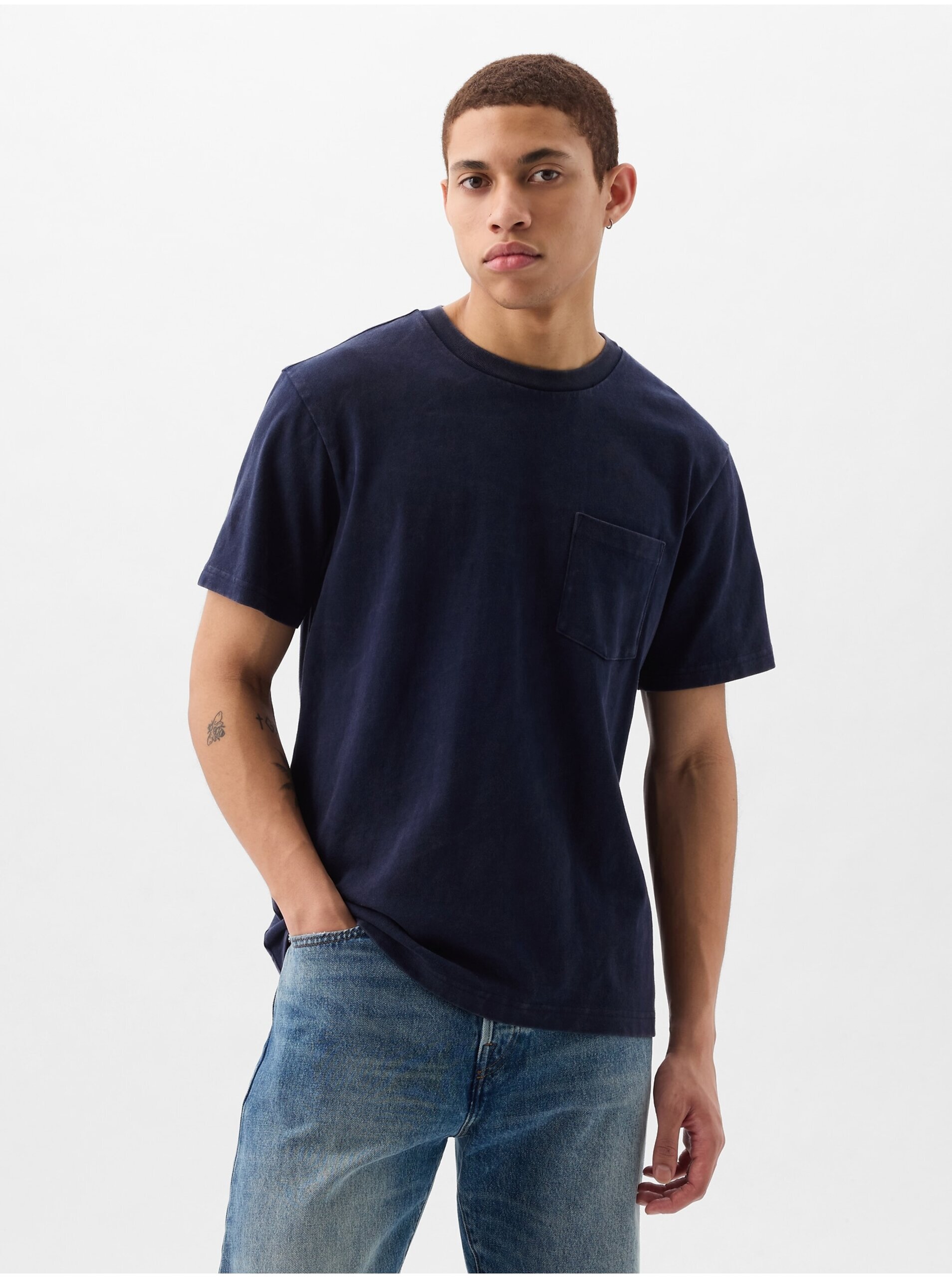 Levně Tmavě modré pánské tričko s kapsičkou GAP
