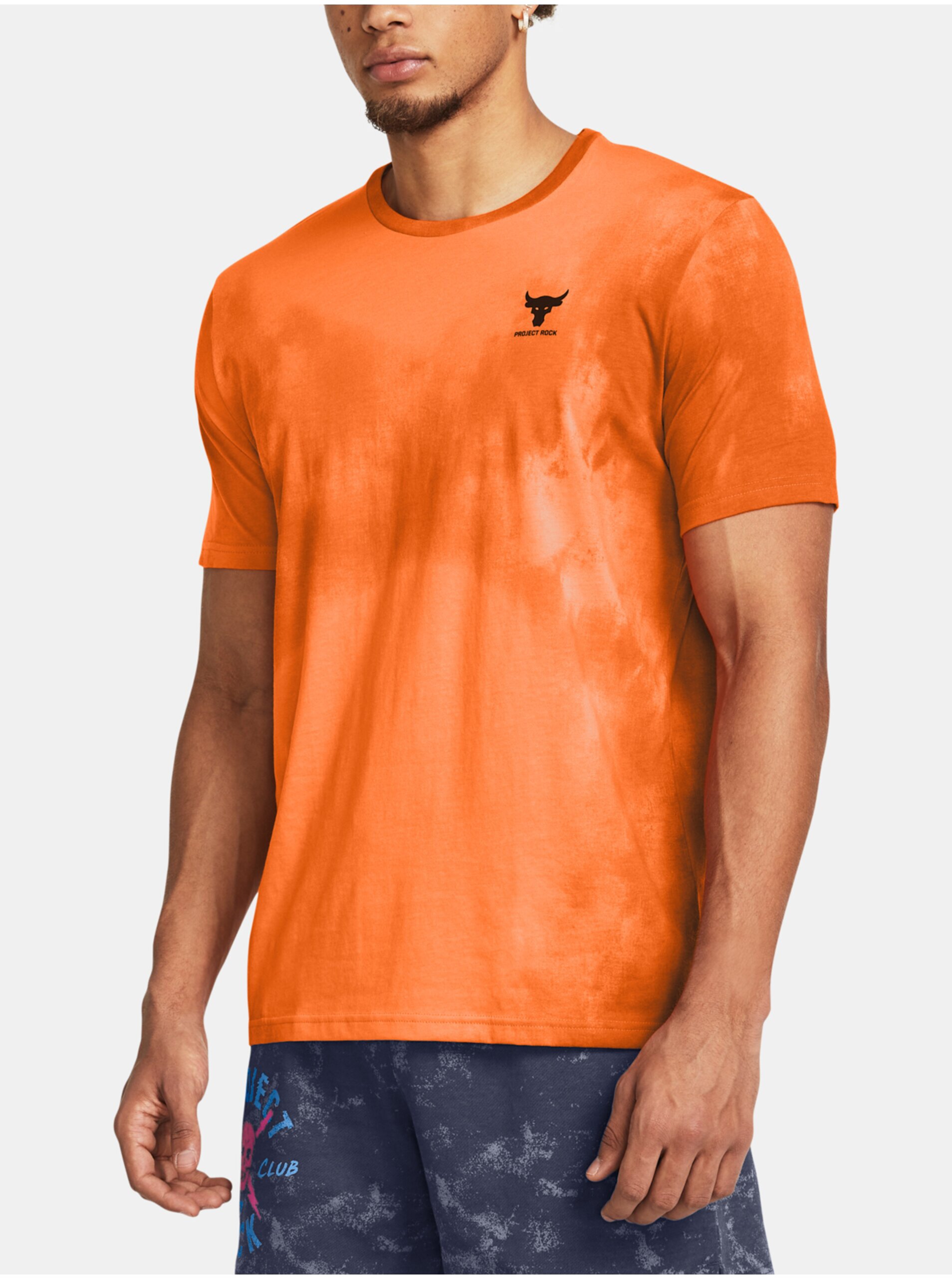 Levně Oranžové pánské sportovní tričko Under Armour UA Project Rock Payoff Printed Graphic