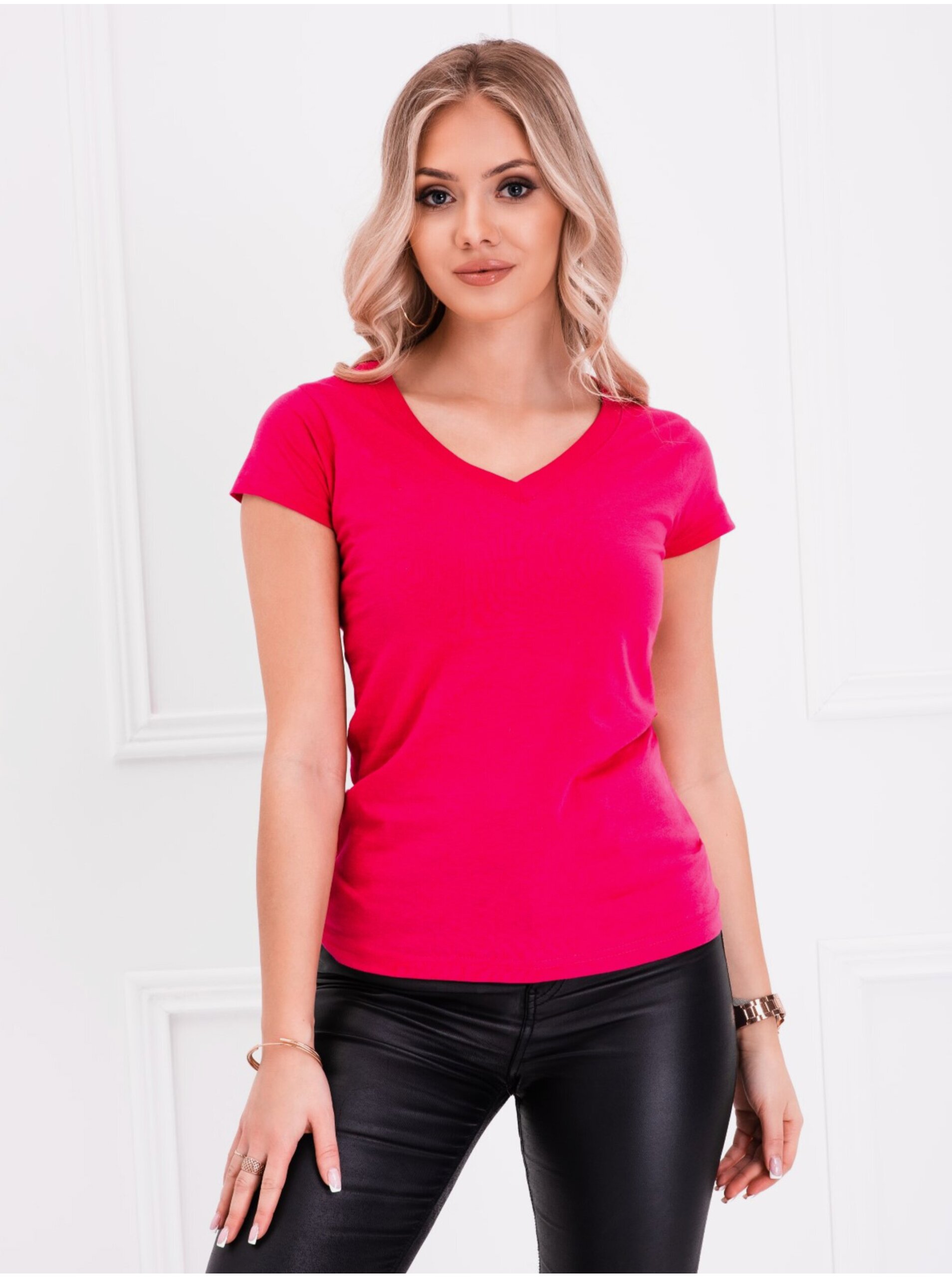 Levně Tmavě růžové dámské basic tričko s véčkovým výstřihem Edoti
