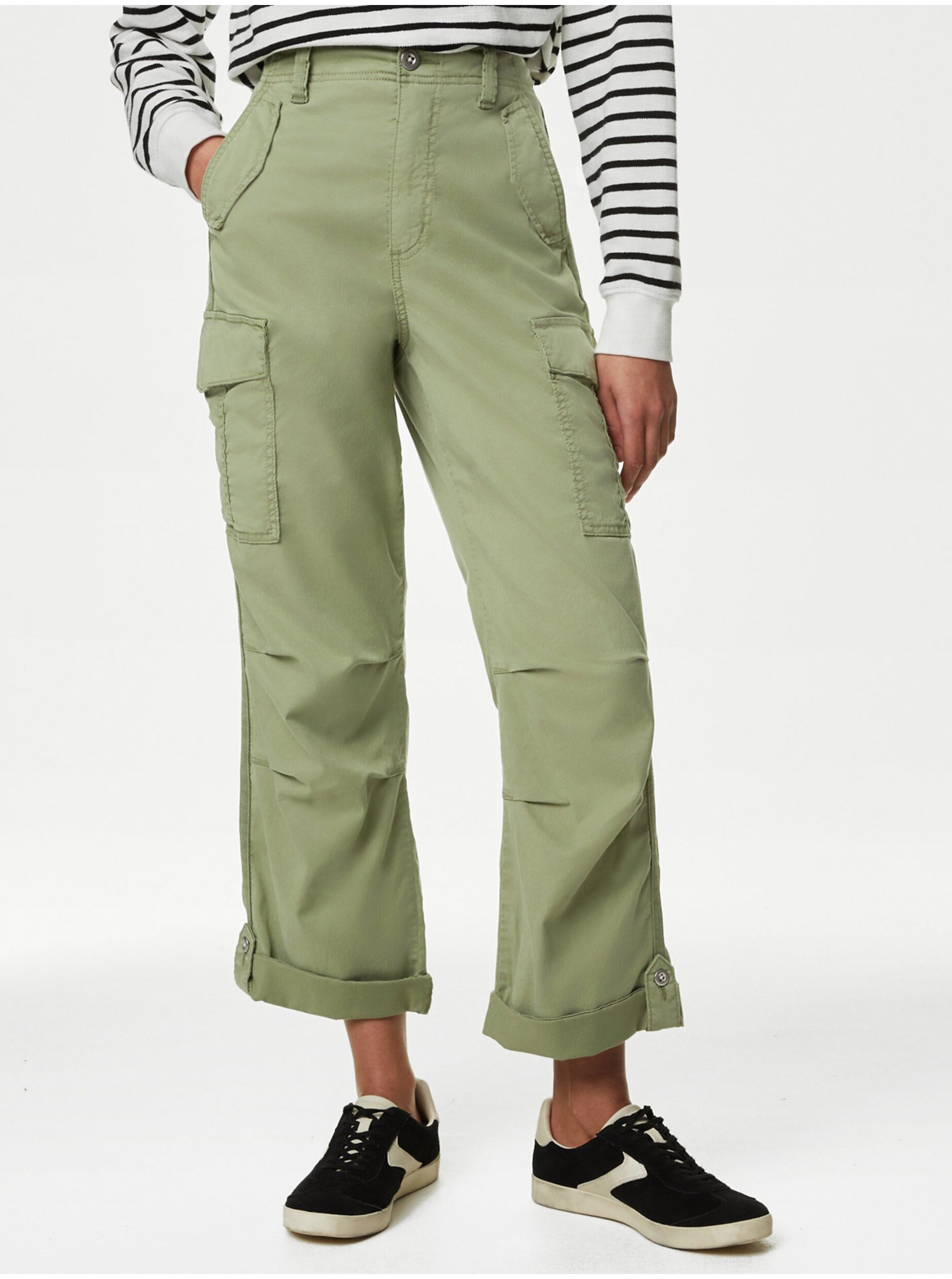 Levně Zelené dámské kapsáčové zkrácené kalhoty Marks & Spencer