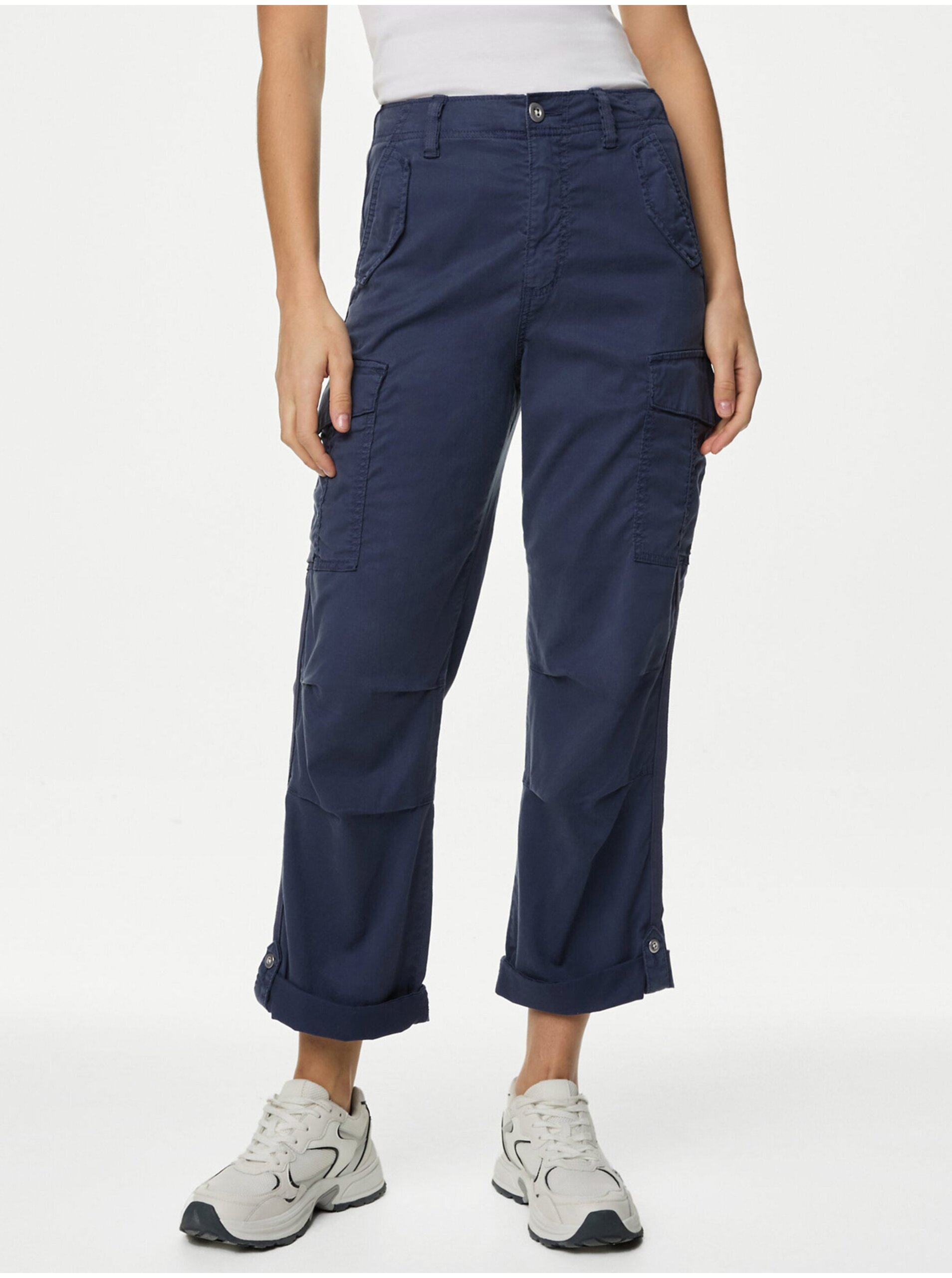 Levně Tmavě modré dámské kapsáčové zkrácené kalhoty Marks & Spencer