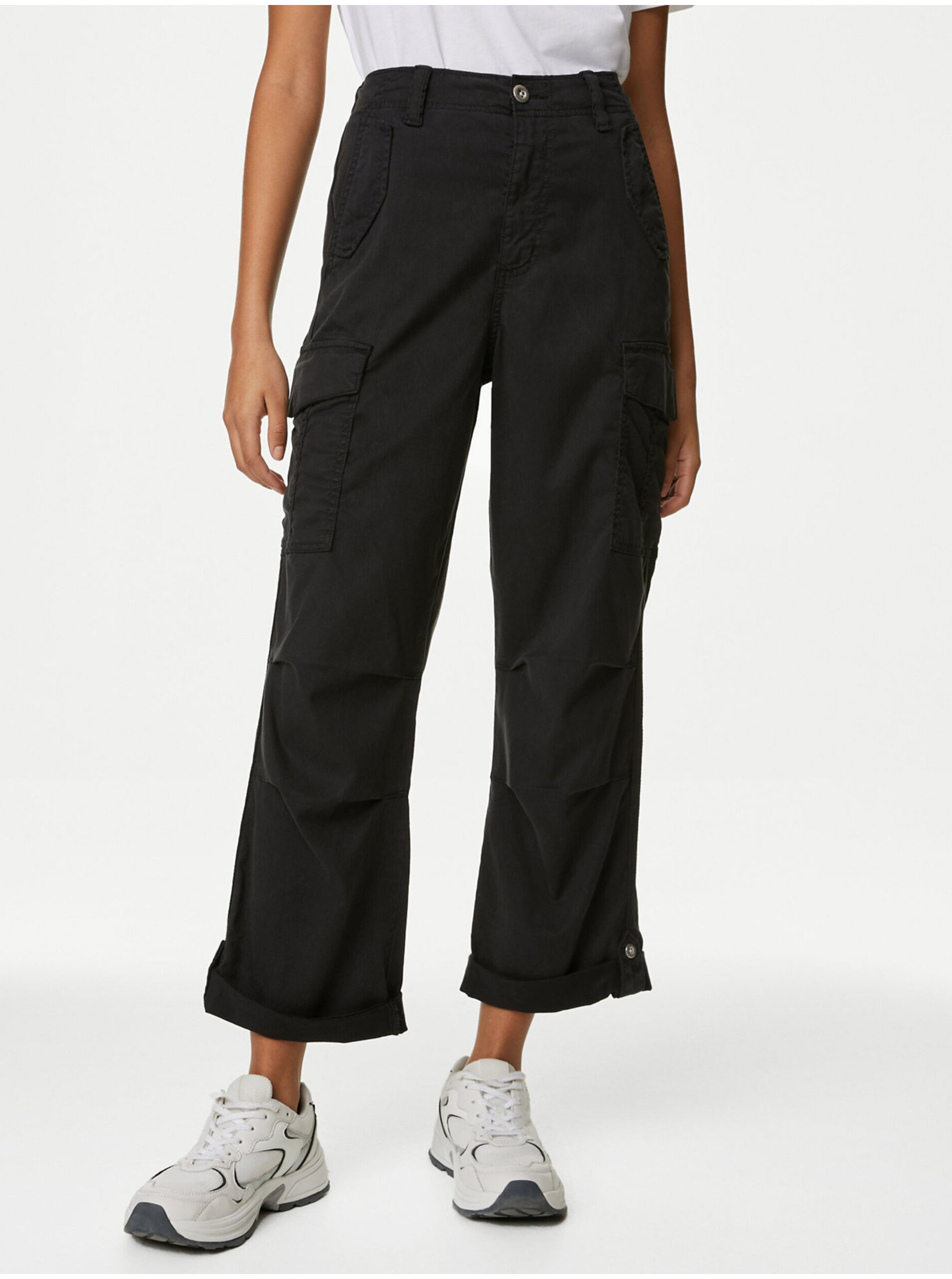 Levně Černé dámské kapsáčové kalhoty zkráceného střihu Marks & Spencer