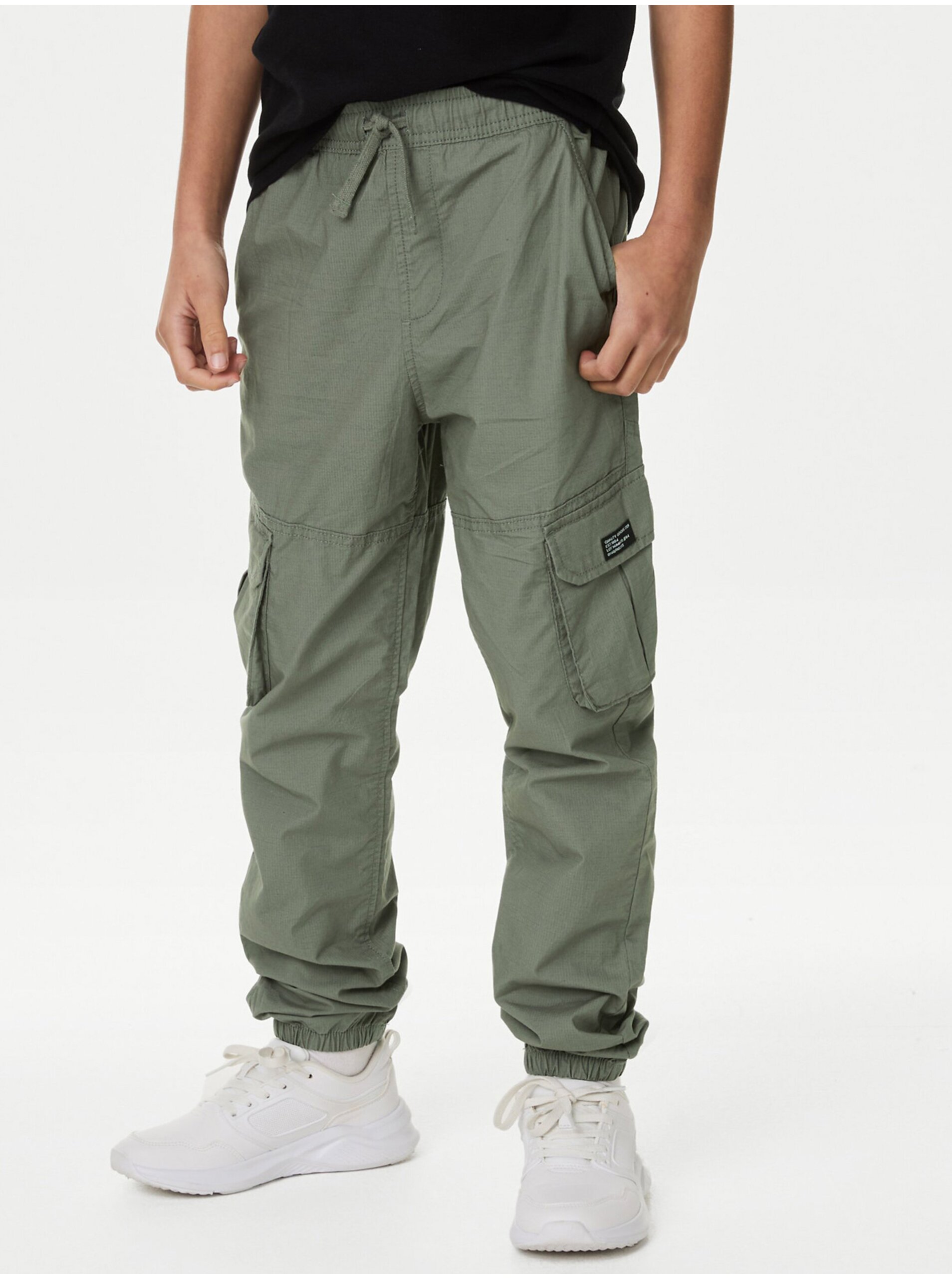 Levně Zelené klučičí kapsáčové kalhoty Marks & Spencer