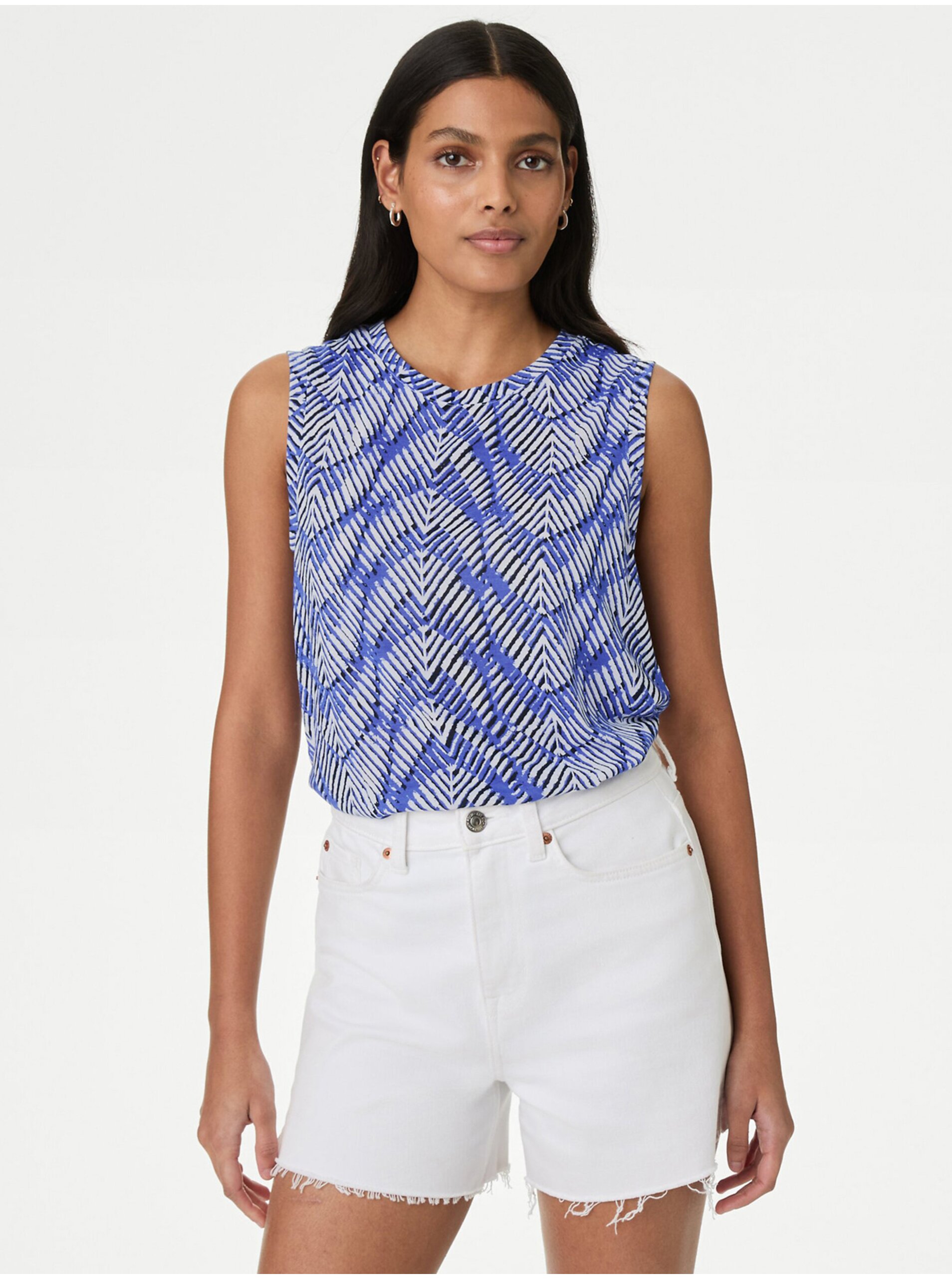 E-shop Bílo-modrá dámská vzorovaná halenka Marks & Spencer