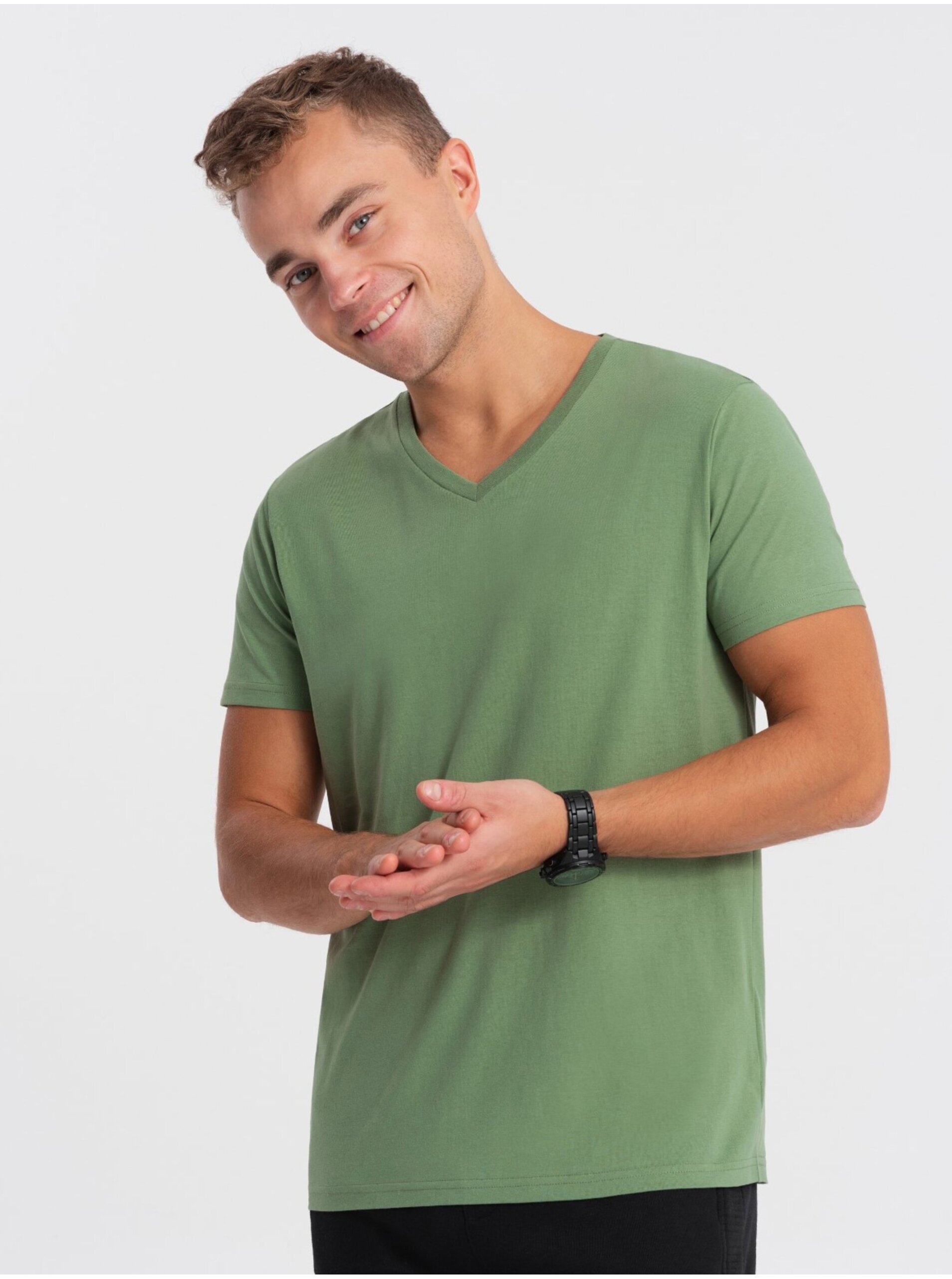 Levně Zelené pánské basic tričko s véčkovým výstřihem Ombre Clothing