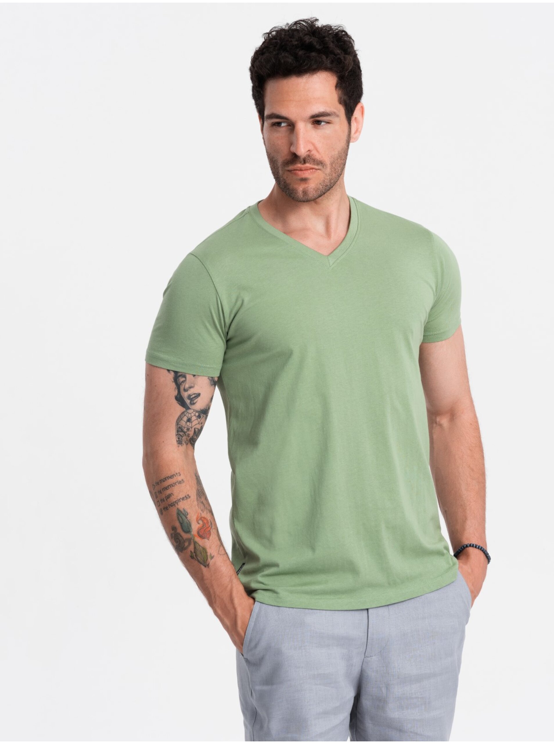 Levně Bavlněné klasické pánské tričko BASIC s výstřihem do V - zelené V11 OM-TSBS-0145 Ombre Clothing