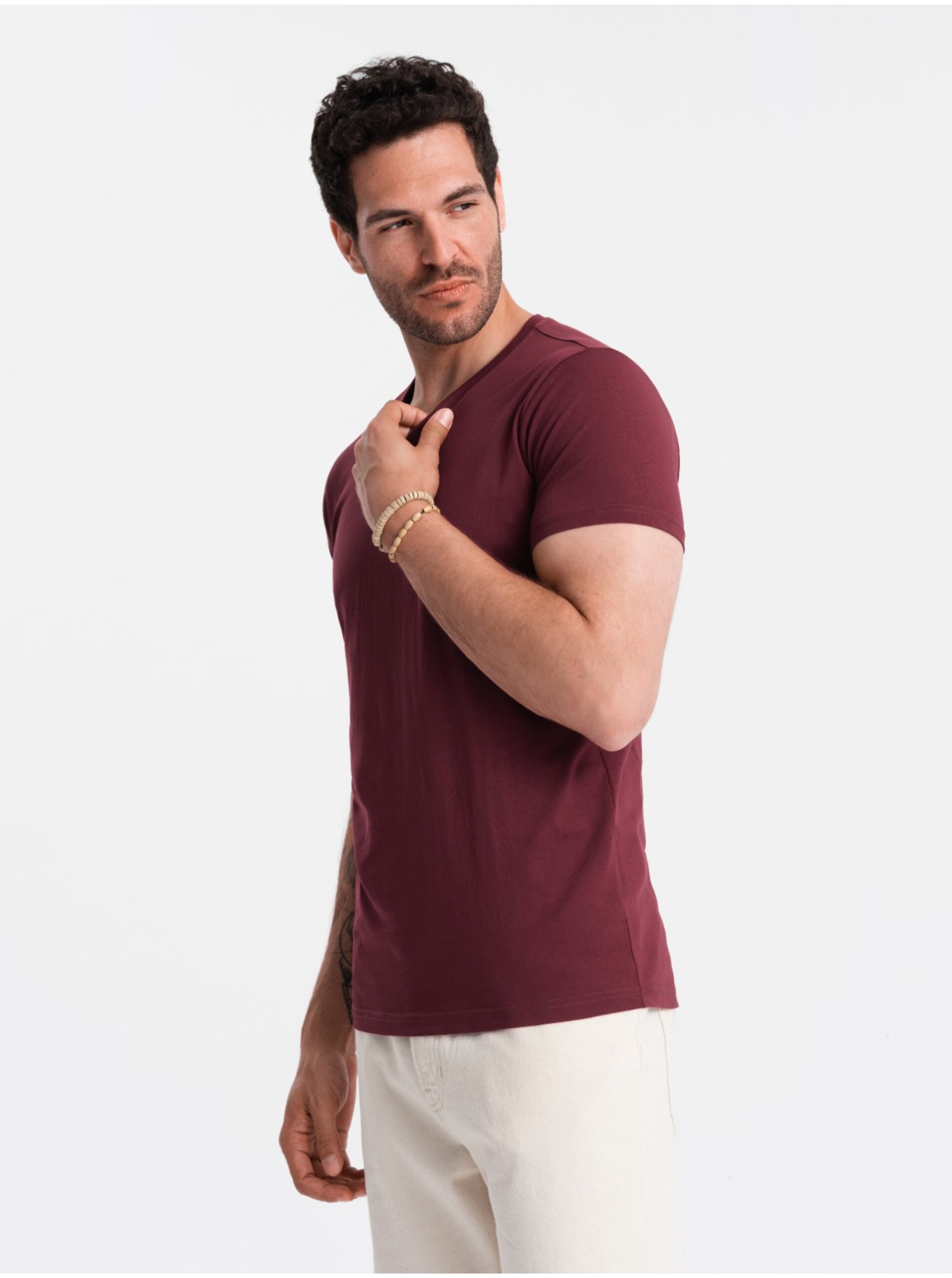 Levně Bavlněné klasické pánské tričko BASIC s výstřihem do V - bordó V10 OM-TSBS-0145 Ombre Clothing
