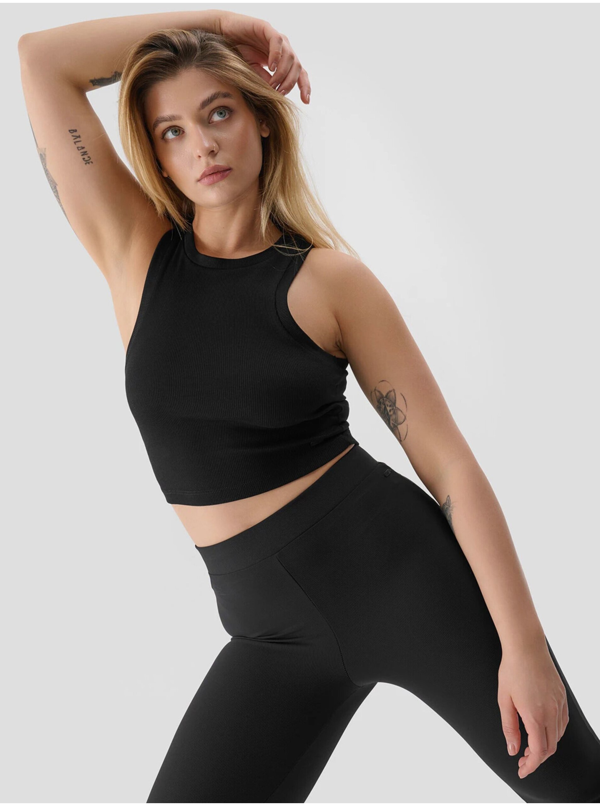 Dámský crop top slim 4F - černý Velikost: XL