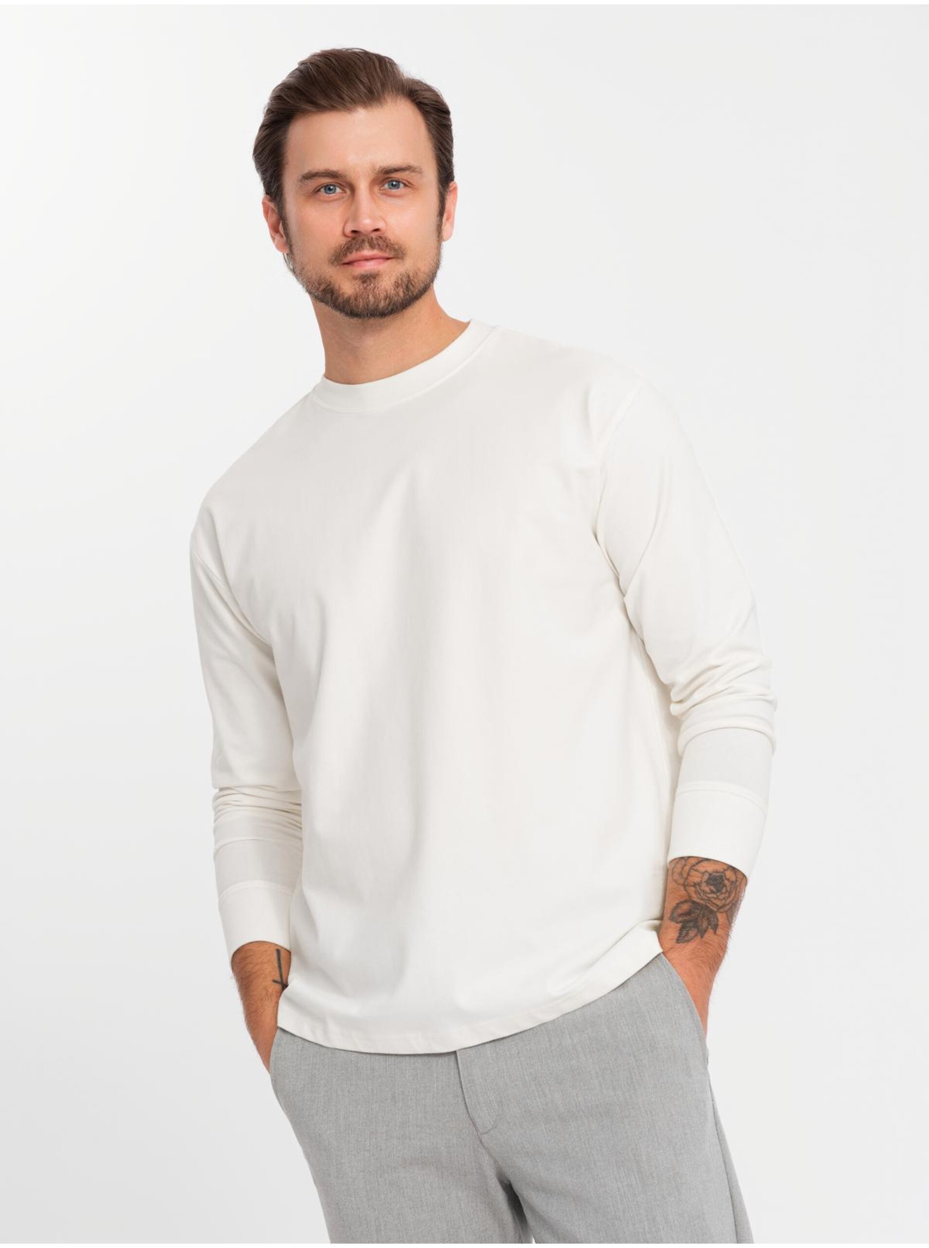 Pánské bavlněné tričko LOOSE FIT s dlouhým rukávem a kulatým výstřihem - krémové V2 OM-LSBC-0129 Ombre Clothing