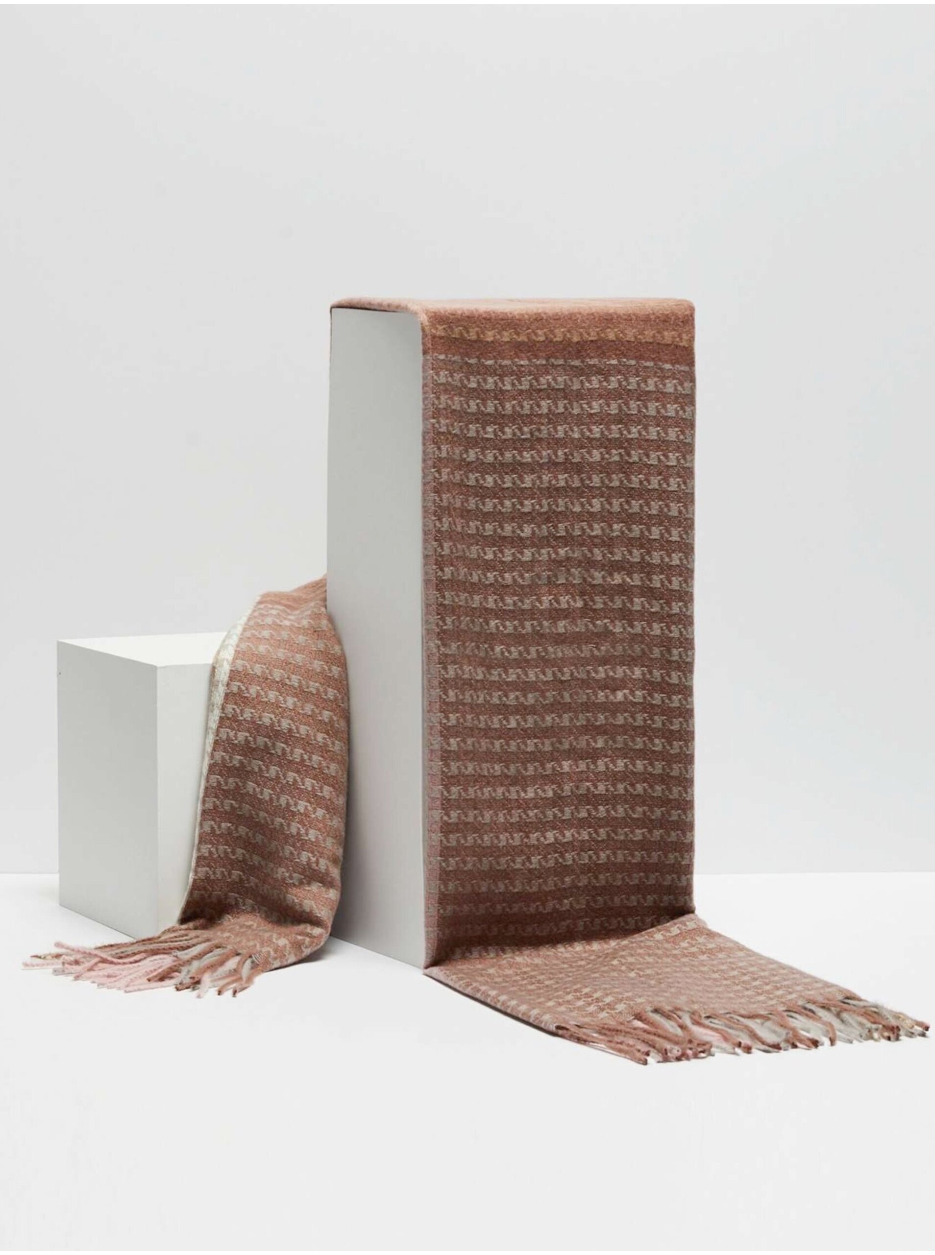 Scarf with a fine check with a decorative thread