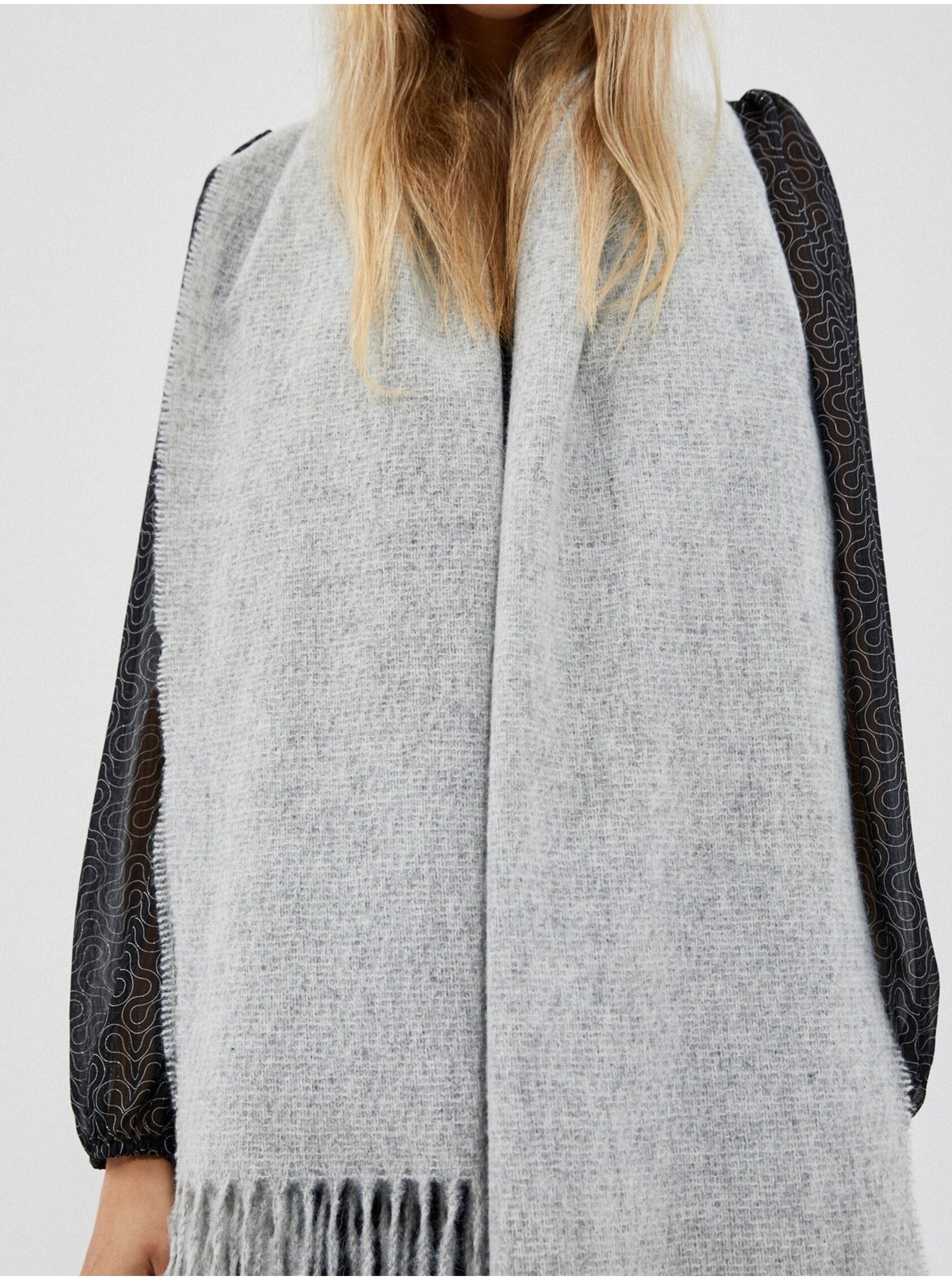 Plain scarf with fringes
