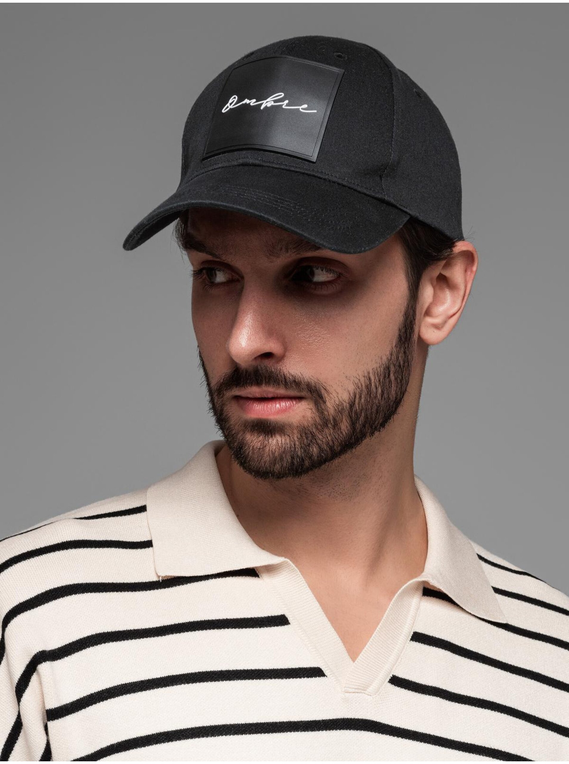 Pánská kšiltovka s kšiltem a velkou nášivkou černá Ombre Clothing