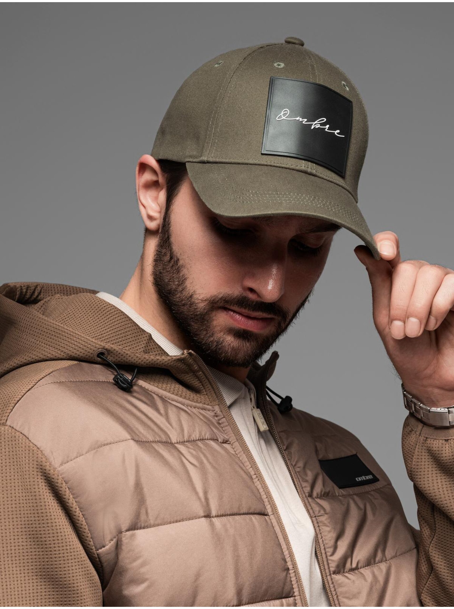 Pánská kšiltovka s kšiltem a velkou nášivkou khaki Ombre Clothing