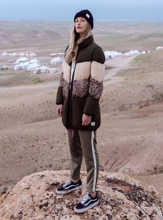 Kaki vzorovaná zimná prešívaná bunda na zips Femi Stories