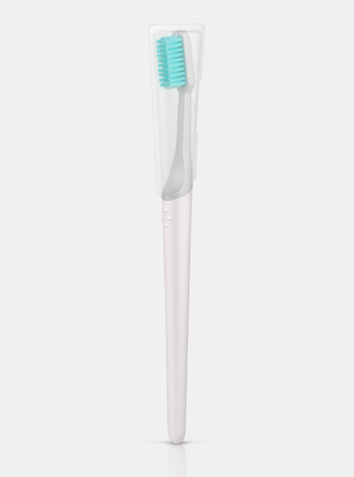 Světle šedý zubní kartáček TIO - medium