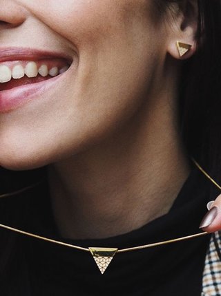 Černé náušnice s dřevěným detailem BeWooden Nox Earrings Triangle 