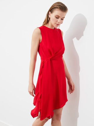 Červené šaty s priestrihom na chrbte Trendyol