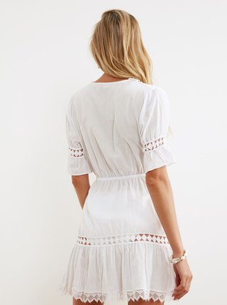 Biele šaty s krajkovými detailmi Trendyol