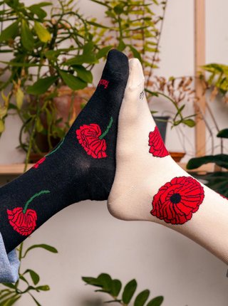Krémovo-čierne vzorované ponožky Fusakle Máky