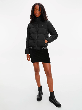 Černá dámská prošívaná bunda Calvin Klein Logo Hem Short Puffer Jacket