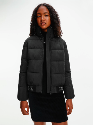 Černá dámská prošívaná bunda Calvin Klein Logo Hem Short Puffer Jacket