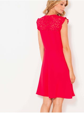 Červené šaty s krajkovým detailem CAMAIEU 