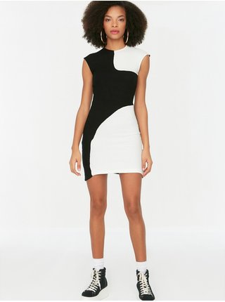 Bílo-černé dámské žebrované šaty s odhalenými zády Trendyol
