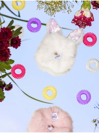 Sada dvou gumiček do vlasů v růžové a bílé barvě invisibobble® Easter Cotton Candy (2 ks)