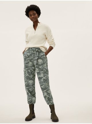 Zúžené kapsáčové nohavice s maskáčovým vzorom a vysokým podielom materiálu Tencel™ Marks & Spencer zelená